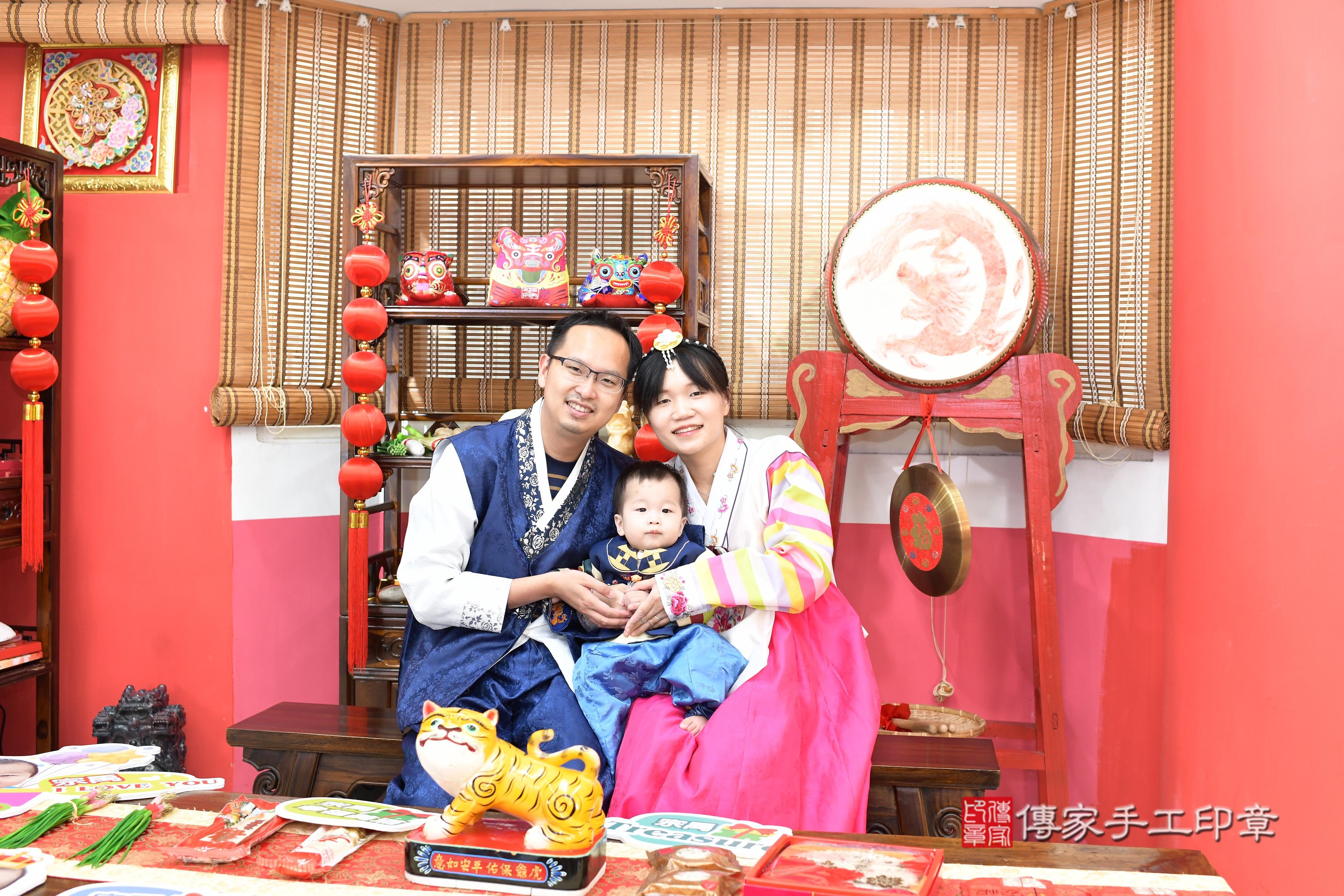 傳家手工印章高雄店、抓周、度脺、中國風會場、傳家嬰兒古禮、吉祥話、抓周道具物品24種、拍照。抓周證書。寶寶抓周、滿周歲、生日快樂、祝福