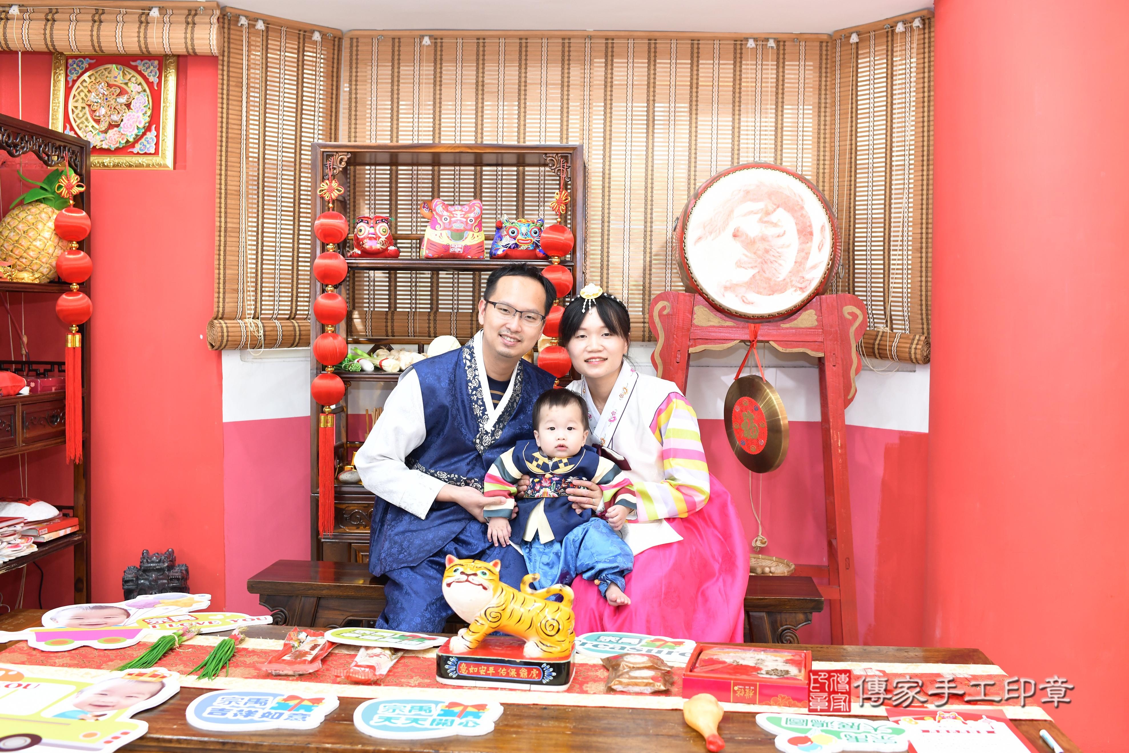 傳家手工印章高雄店、抓周、度脺、中國風會場、傳家嬰兒古禮、吉祥話、抓周道具物品24種、拍照。抓周證書。寶寶抓周、滿周歲、生日快樂、祝福