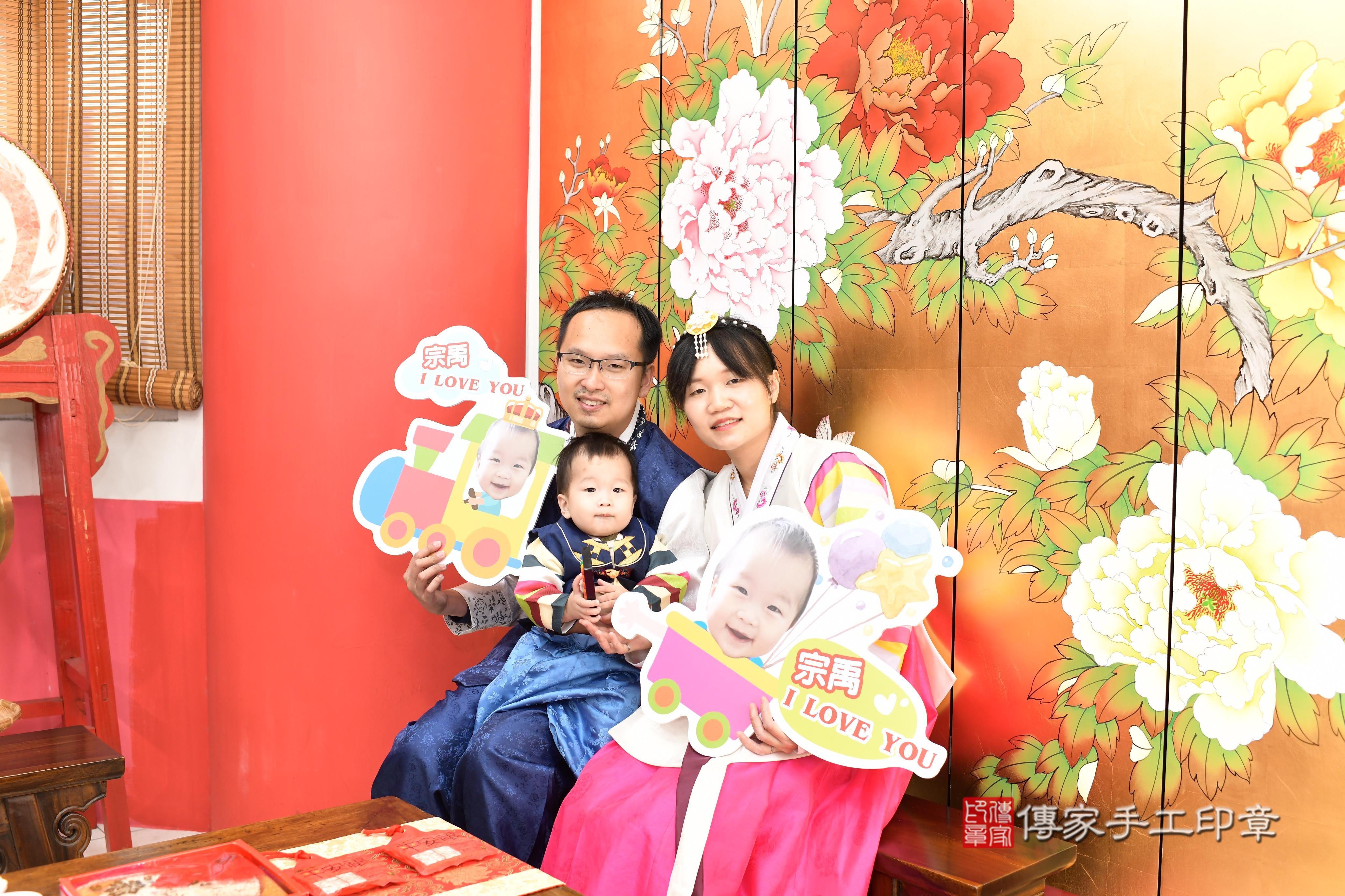 傳家手工印章高雄店、抓周、度脺、中國風會場、傳家嬰兒古禮、吉祥話、抓周道具物品24種、拍照。抓周證書。寶寶抓周、滿周歲、生日快樂、祝福