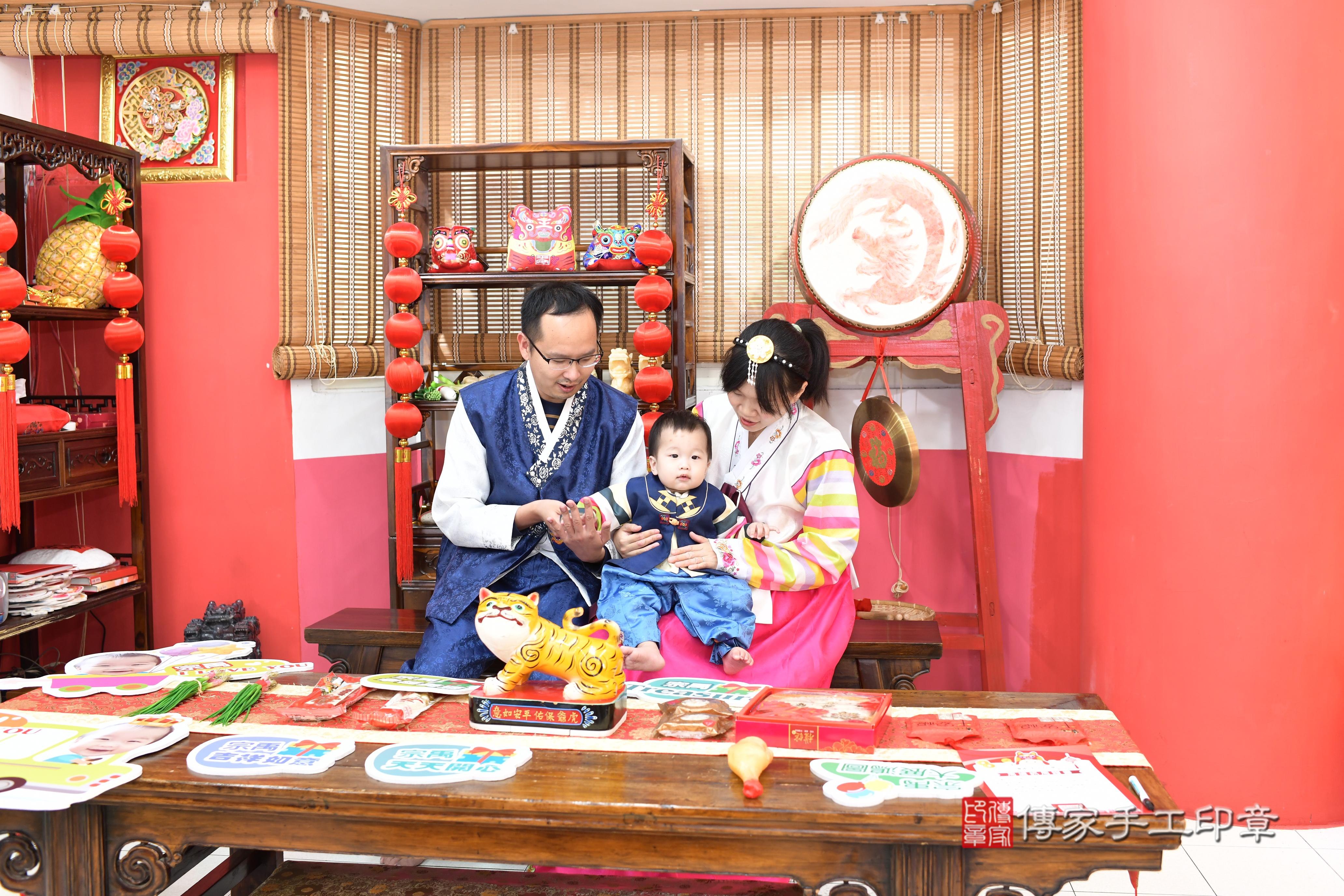 傳家手工印章高雄店、抓周、度脺、中國風會場、傳家嬰兒古禮、吉祥話、抓周道具物品24種、拍照。抓周證書。寶寶抓周、滿周歲、生日快樂、祝福