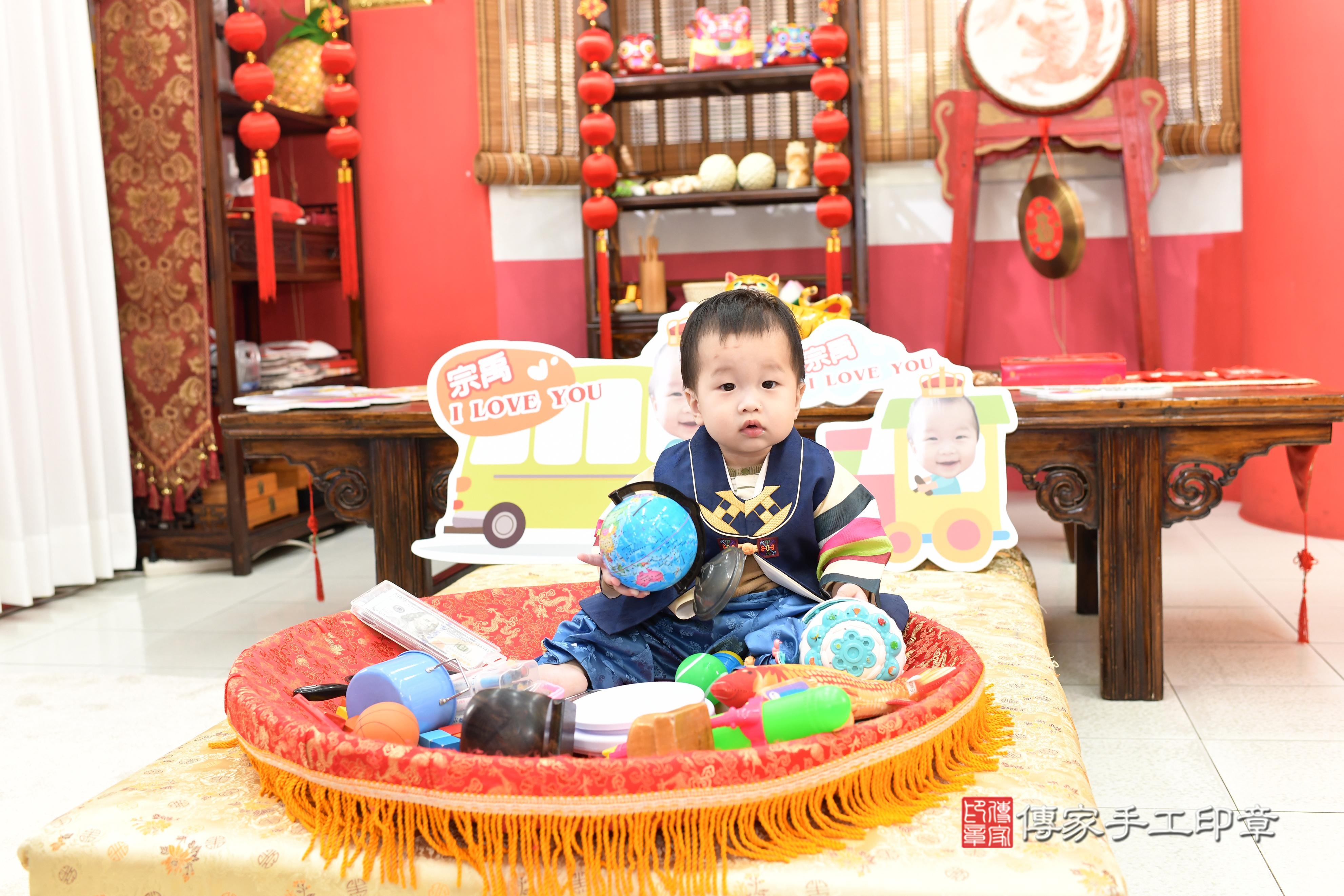 傳家手工印章高雄店、抓周、度脺、中國風會場、傳家嬰兒古禮、吉祥話、抓周道具物品24種、拍照。抓周證書。寶寶抓周、滿周歲、生日快樂、祝福