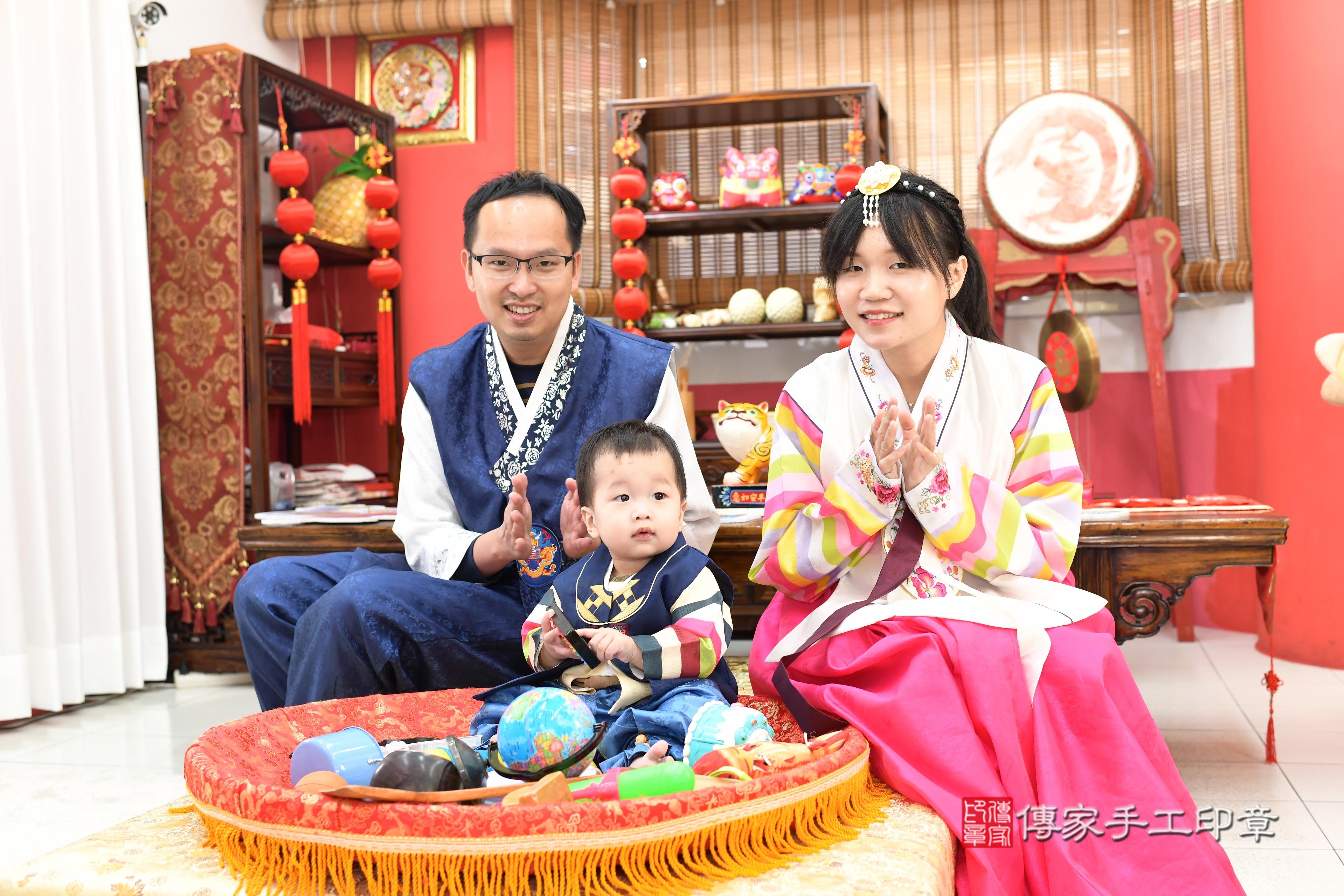 傳家手工印章高雄店、抓周、度脺、中國風會場、傳家嬰兒古禮、吉祥話、抓周道具物品24種、拍照。抓周證書。寶寶抓周、滿周歲、生日快樂、祝福