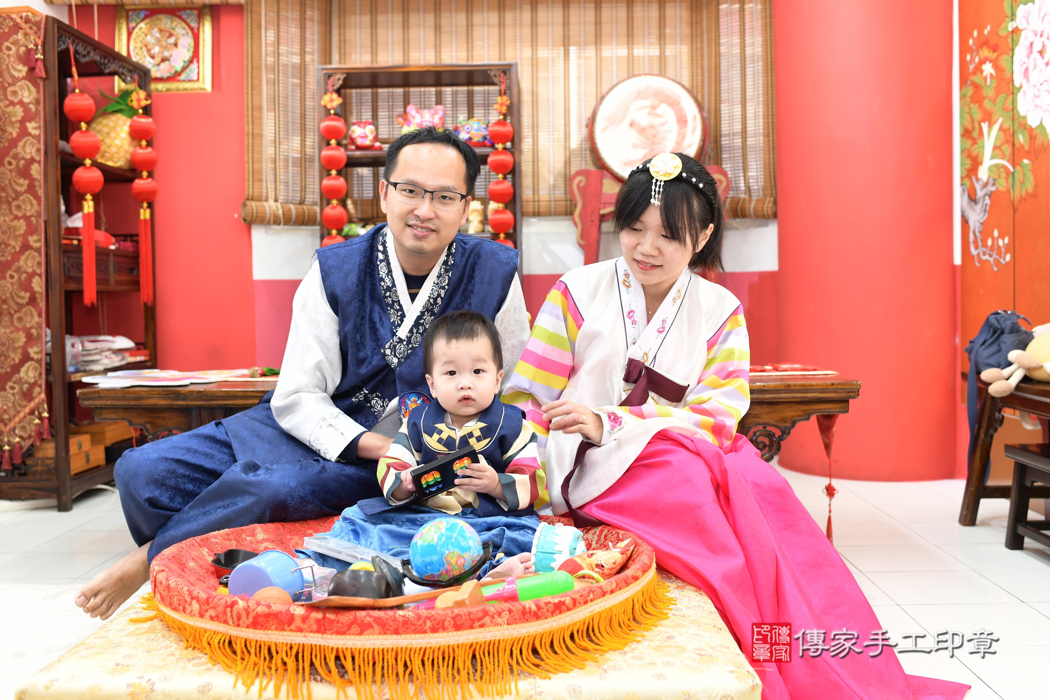 傳家手工印章高雄店、抓周、度脺、中國風會場、傳家嬰兒古禮、吉祥話、抓周道具物品24種、拍照。抓周證書。寶寶抓周、滿周歲、生日快樂、祝福