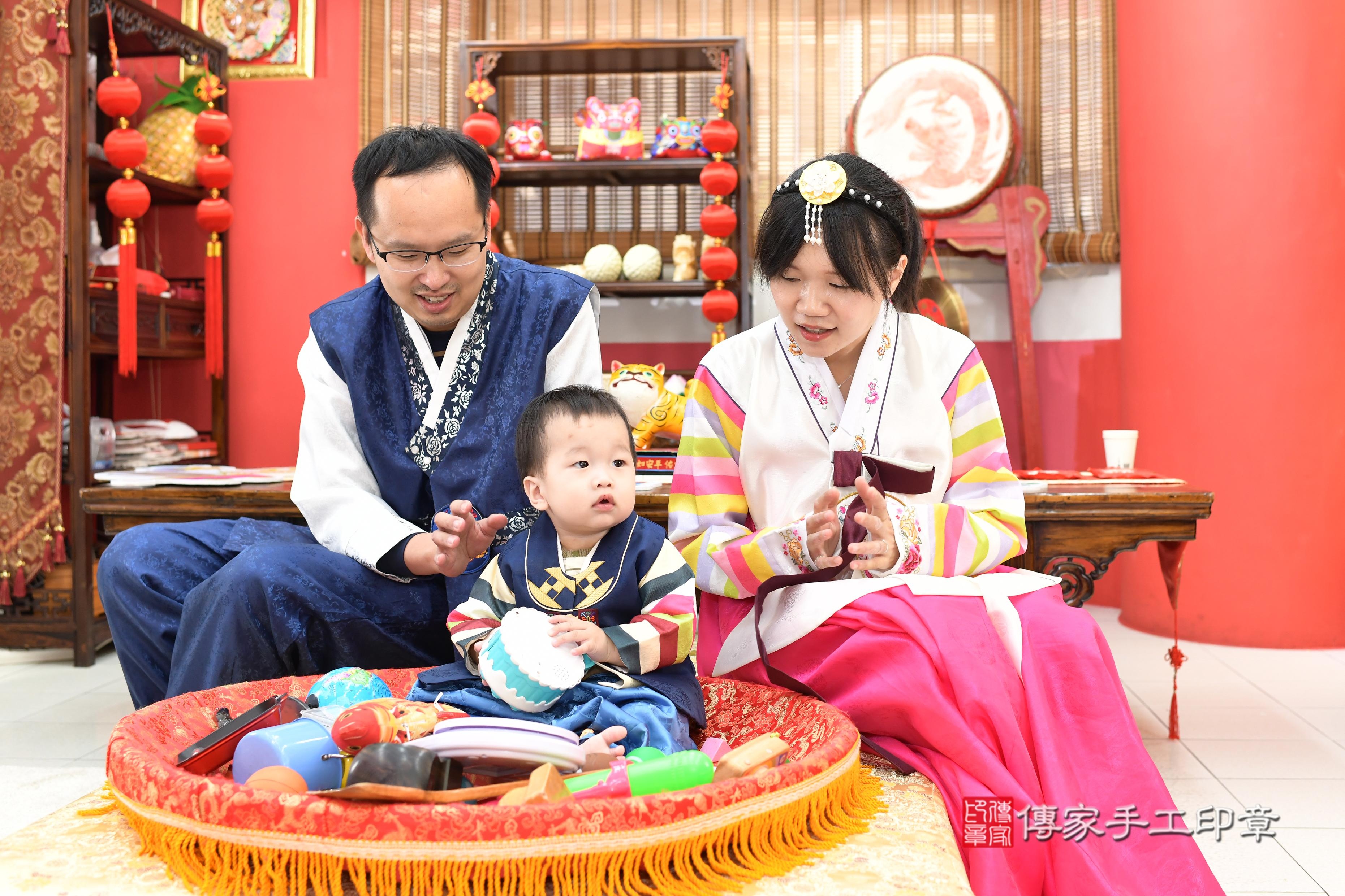 傳家手工印章高雄店、抓周、度脺、中國風會場、傳家嬰兒古禮、吉祥話、抓周道具物品24種、拍照。抓周證書。寶寶抓周、滿周歲、生日快樂、祝福