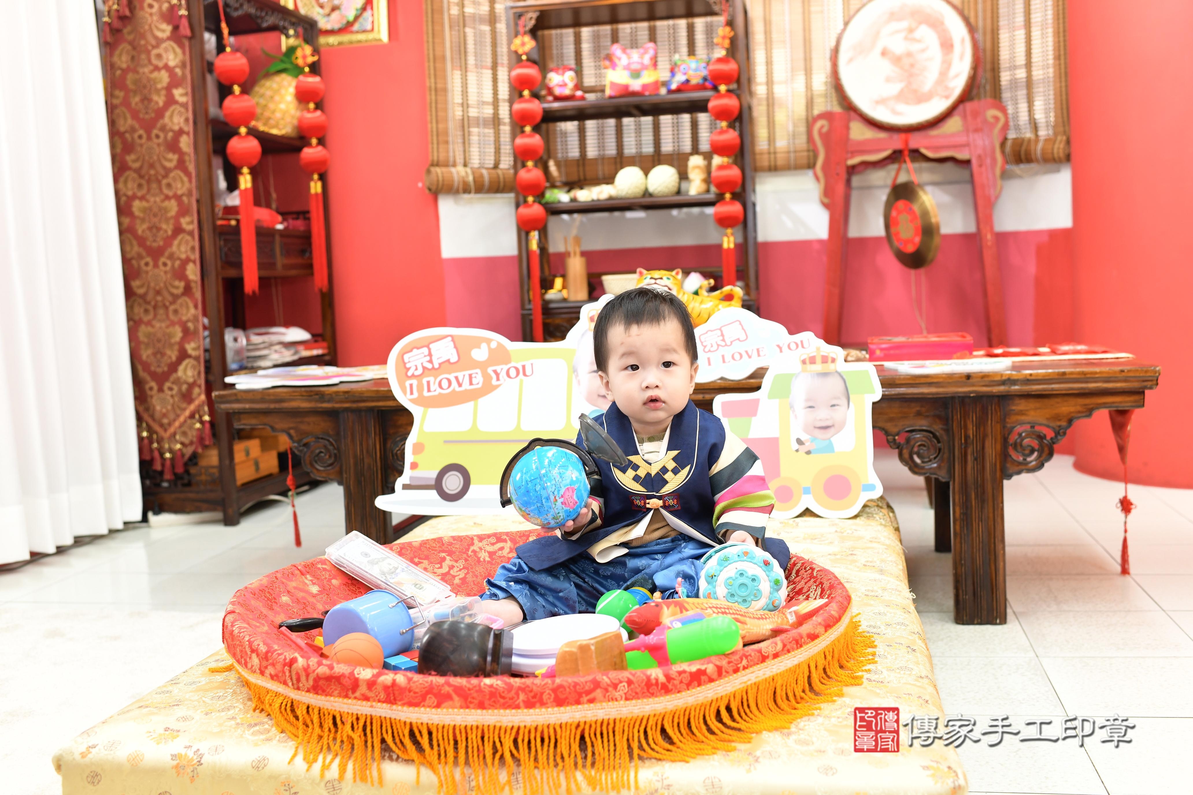 傳家手工印章高雄店、抓周、度脺、中國風會場、傳家嬰兒古禮、吉祥話、抓周道具物品24種、拍照。抓周證書。寶寶抓周、滿周歲、生日快樂、祝福