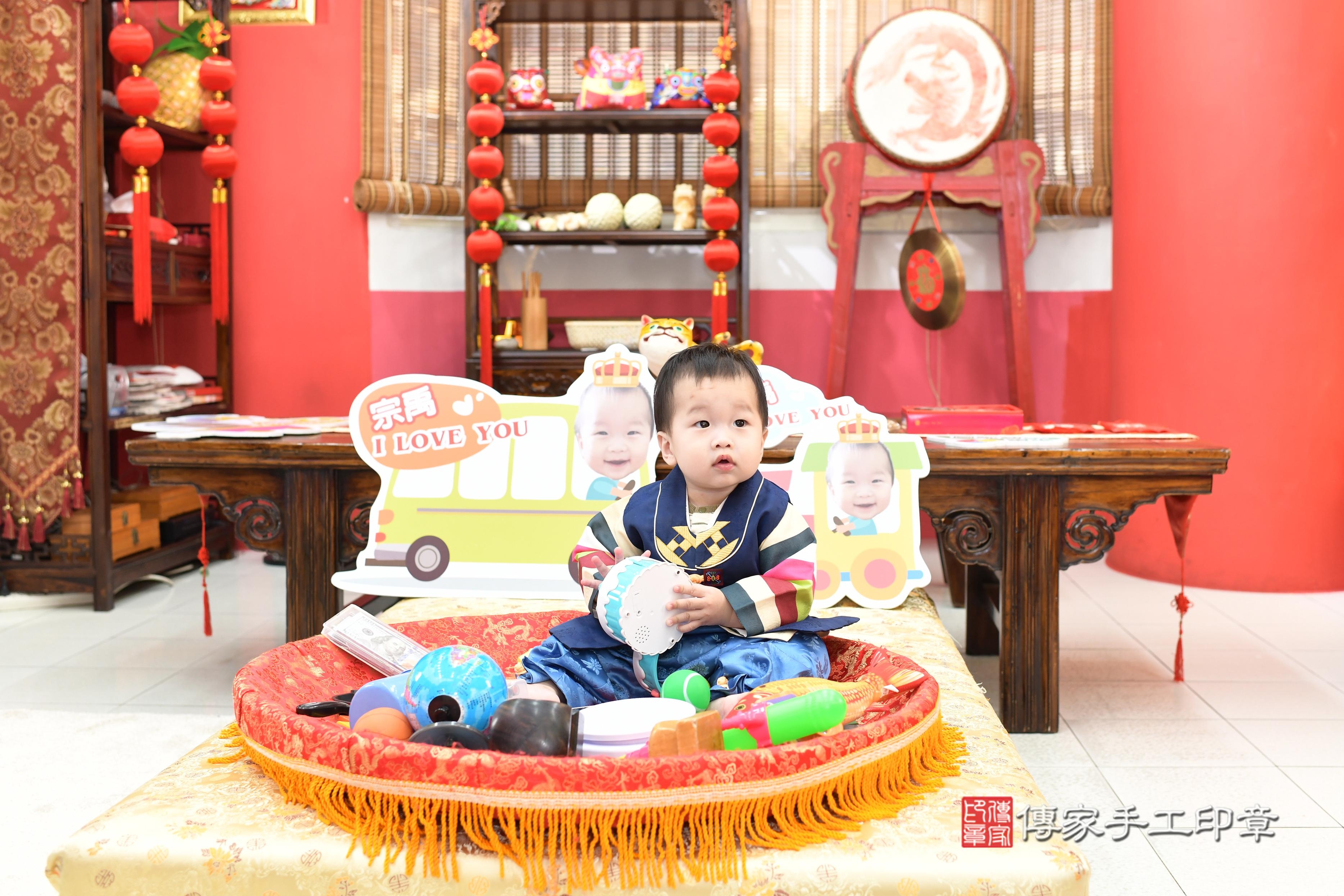 傳家手工印章高雄店、抓周、度脺、中國風會場、傳家嬰兒古禮、吉祥話、抓周道具物品24種、拍照。抓周證書。寶寶抓周、滿周歲、生日快樂、祝福