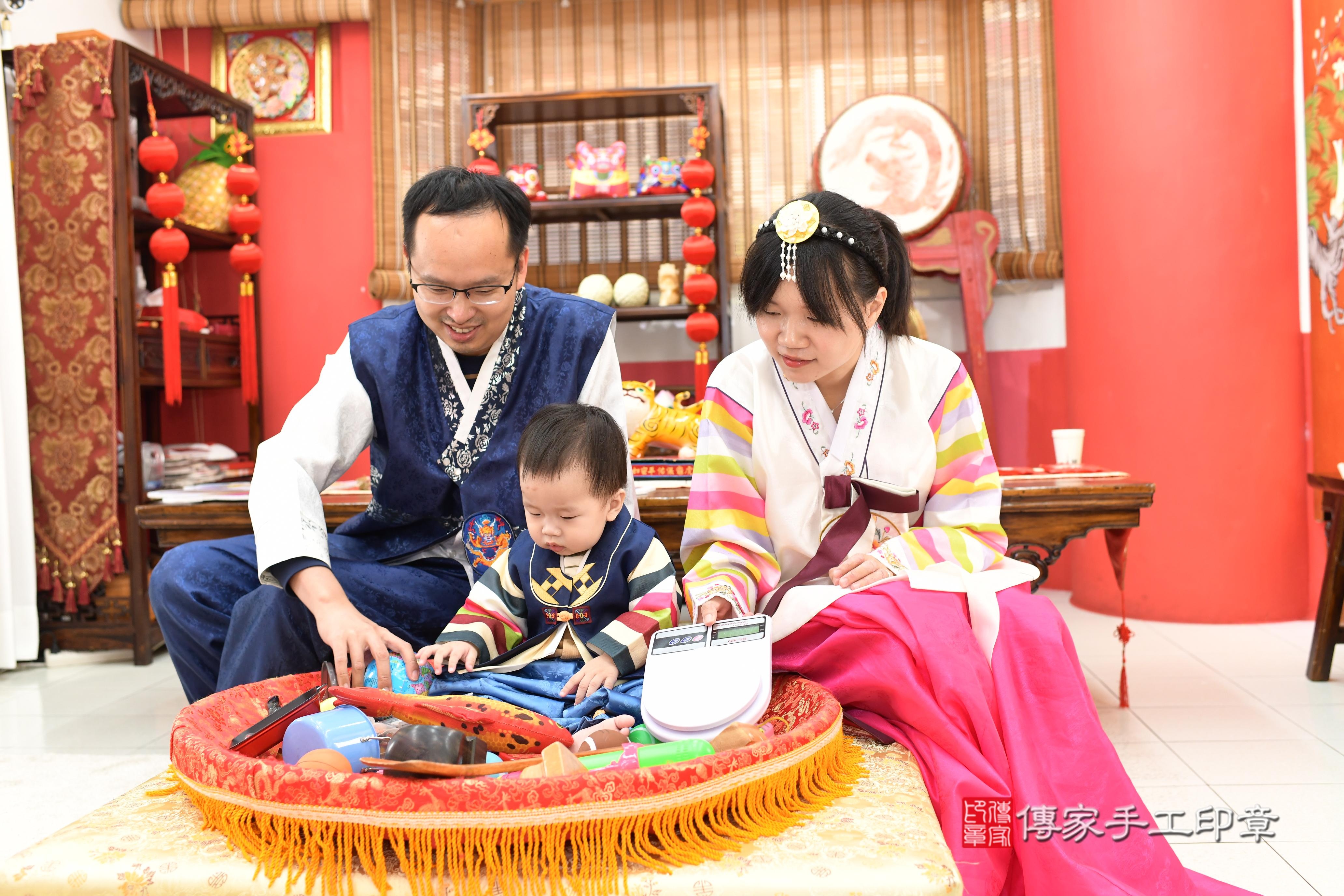 傳家手工印章高雄店、抓周、度脺、中國風會場、傳家嬰兒古禮、吉祥話、抓周道具物品24種、拍照。抓周證書。寶寶抓周、滿周歲、生日快樂、祝福