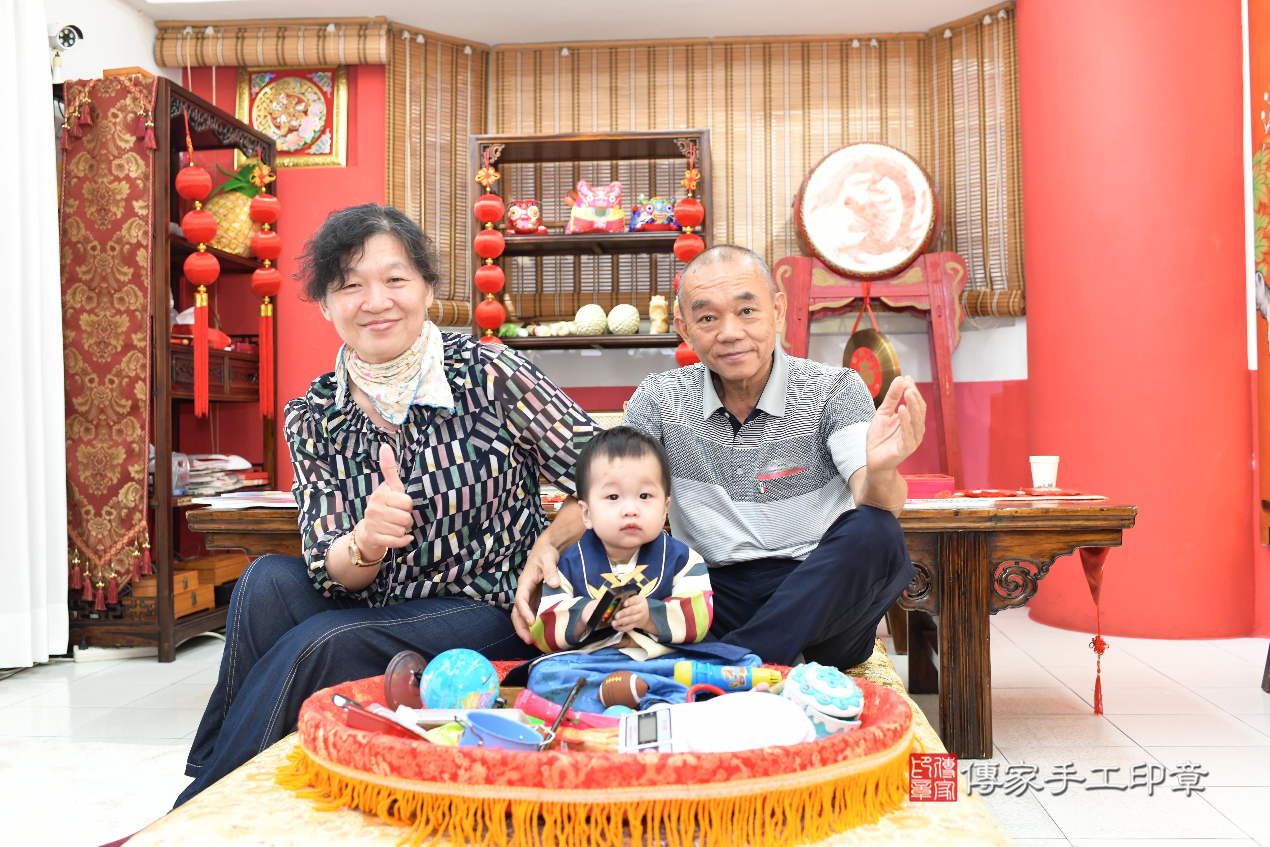 傳家手工印章高雄店、抓周、度脺、中國風會場、傳家嬰兒古禮、吉祥話、抓周道具物品24種、拍照。抓周證書。寶寶抓周、滿周歲、生日快樂、祝福
