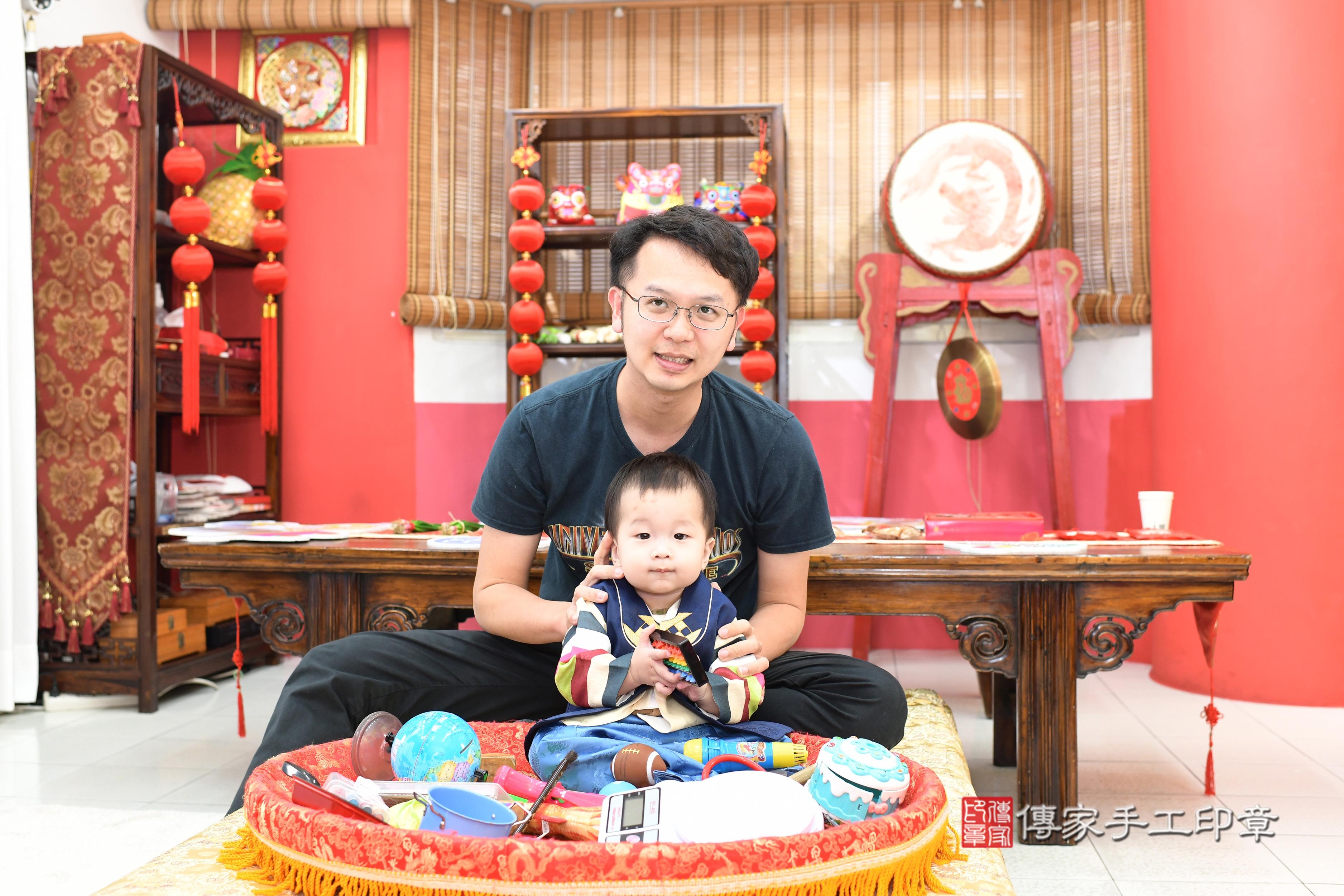 傳家手工印章高雄店、抓周、度脺、中國風會場、傳家嬰兒古禮、吉祥話、抓周道具物品24種、拍照。抓周證書。寶寶抓周、滿周歲、生日快樂、祝福