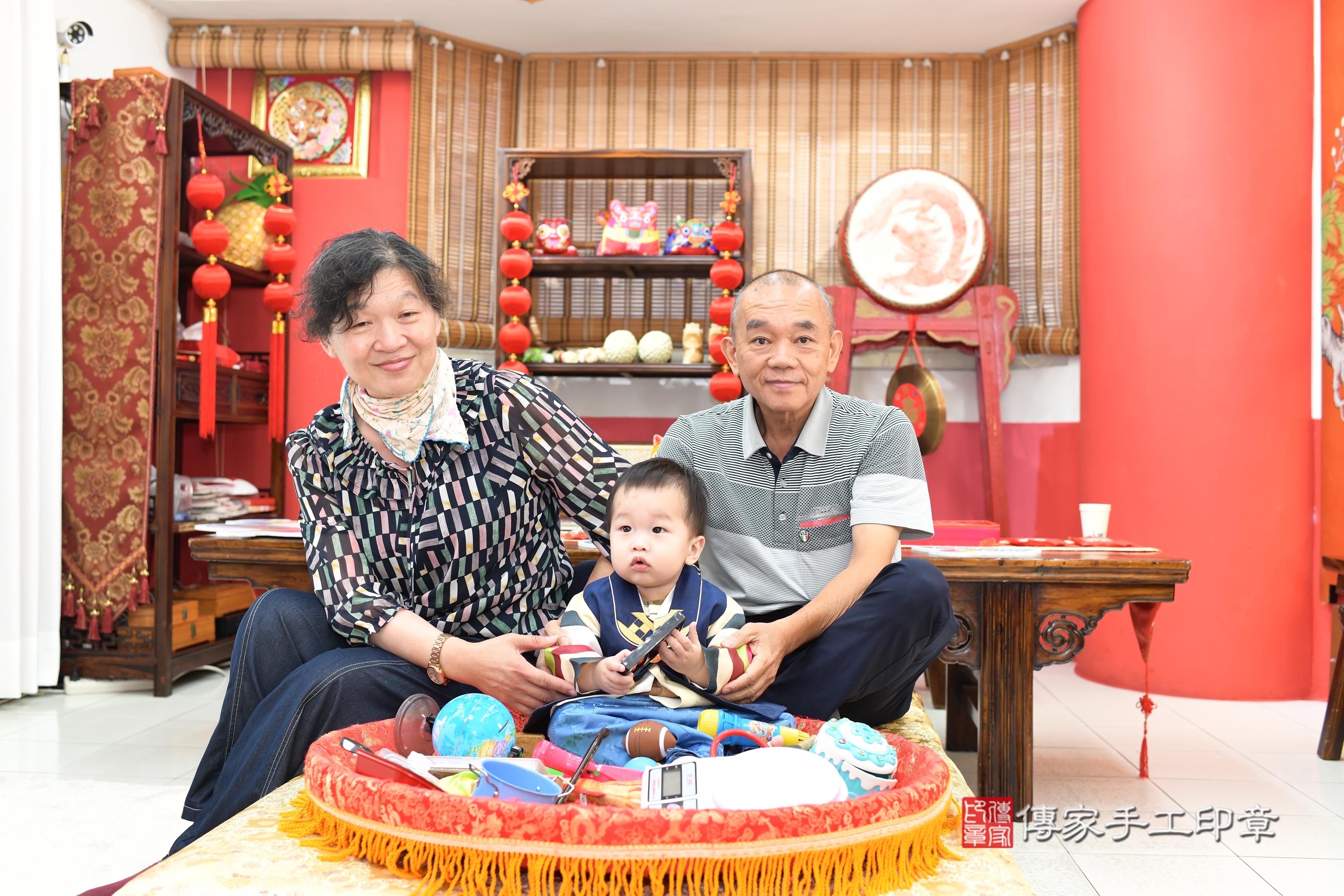 傳家手工印章高雄店、抓周、度脺、中國風會場、傳家嬰兒古禮、吉祥話、抓周道具物品24種、拍照。抓周證書。寶寶抓周、滿周歲、生日快樂、祝福