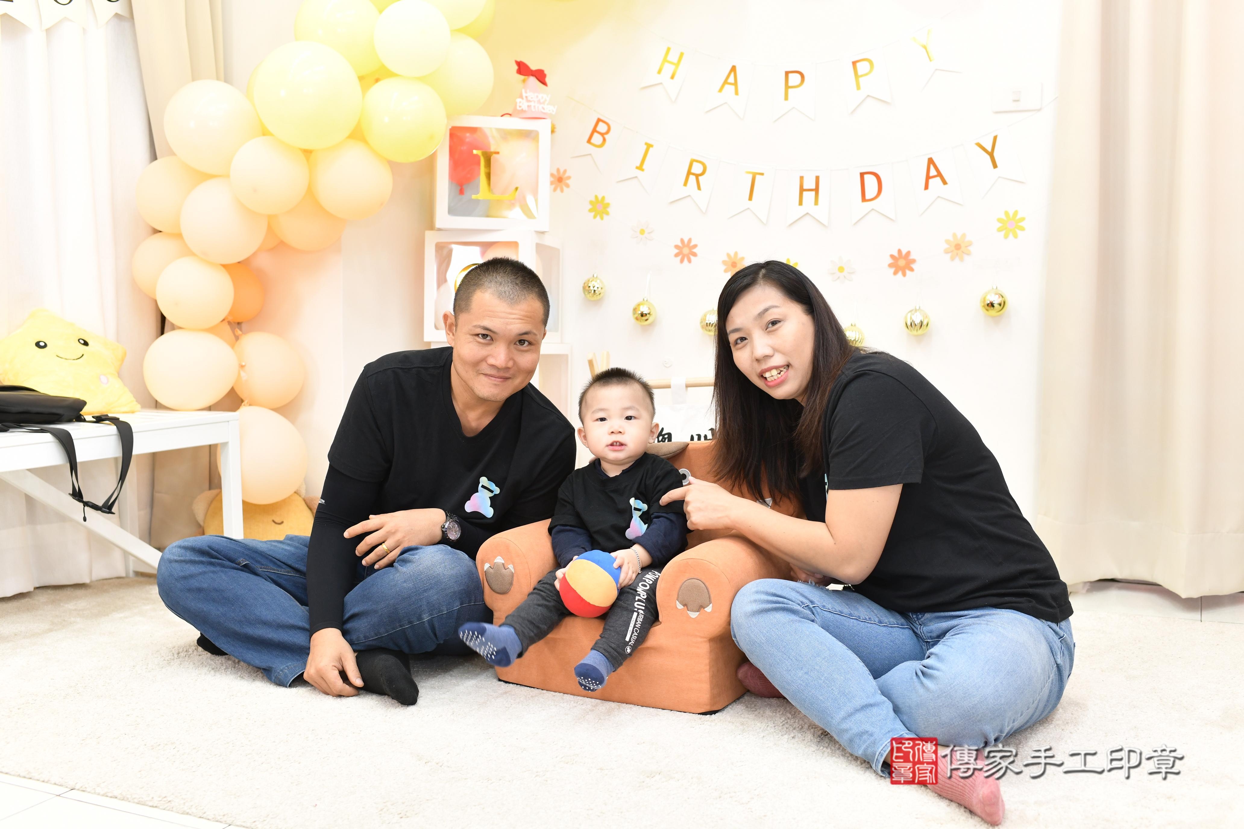 傳家手工印章高雄店、抓周、度脺、中國風會場、傳家嬰兒古禮、吉祥話、抓周道具物品24種、拍照。抓周證書。寶寶抓周、滿周歲、生日快樂、祝福 傳家手工印章高雄店、抓周、度脺、中國風會場、傳家嬰兒古禮、吉祥話、抓周道具物品24種、拍照。抓周證書。寶寶抓周、滿周歲、生日快樂、祝福