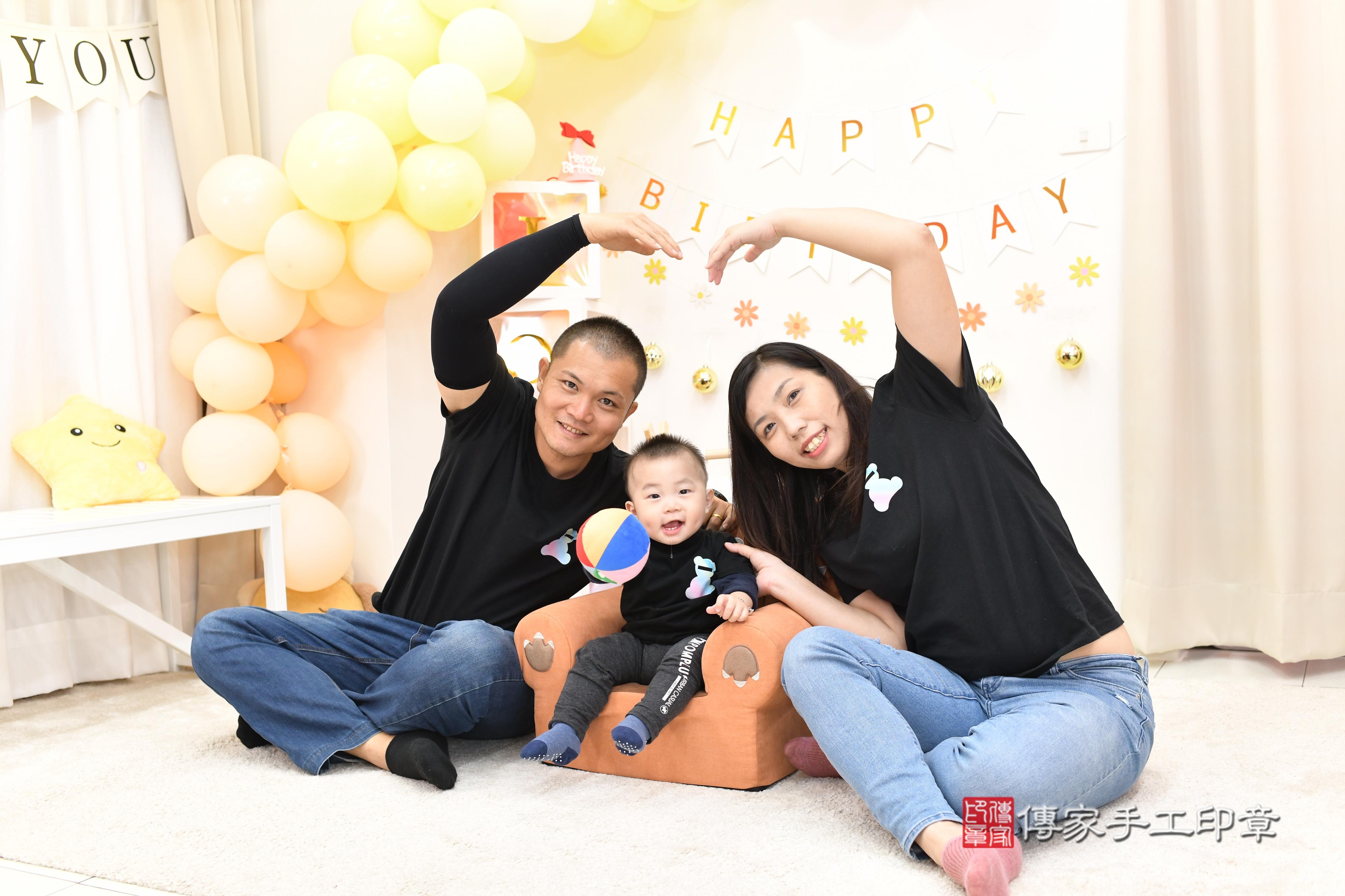 傳家手工印章高雄店、抓周、度脺、中國風會場、傳家嬰兒古禮、吉祥話、抓周道具物品24種、拍照。抓周證書。寶寶抓周、滿周歲、生日快樂、祝福 傳家手工印章高雄店、抓周、度脺、中國風會場、傳家嬰兒古禮、吉祥話、抓周道具物品24種、拍照。抓周證書。寶寶抓周、滿周歲、生日快樂、祝福