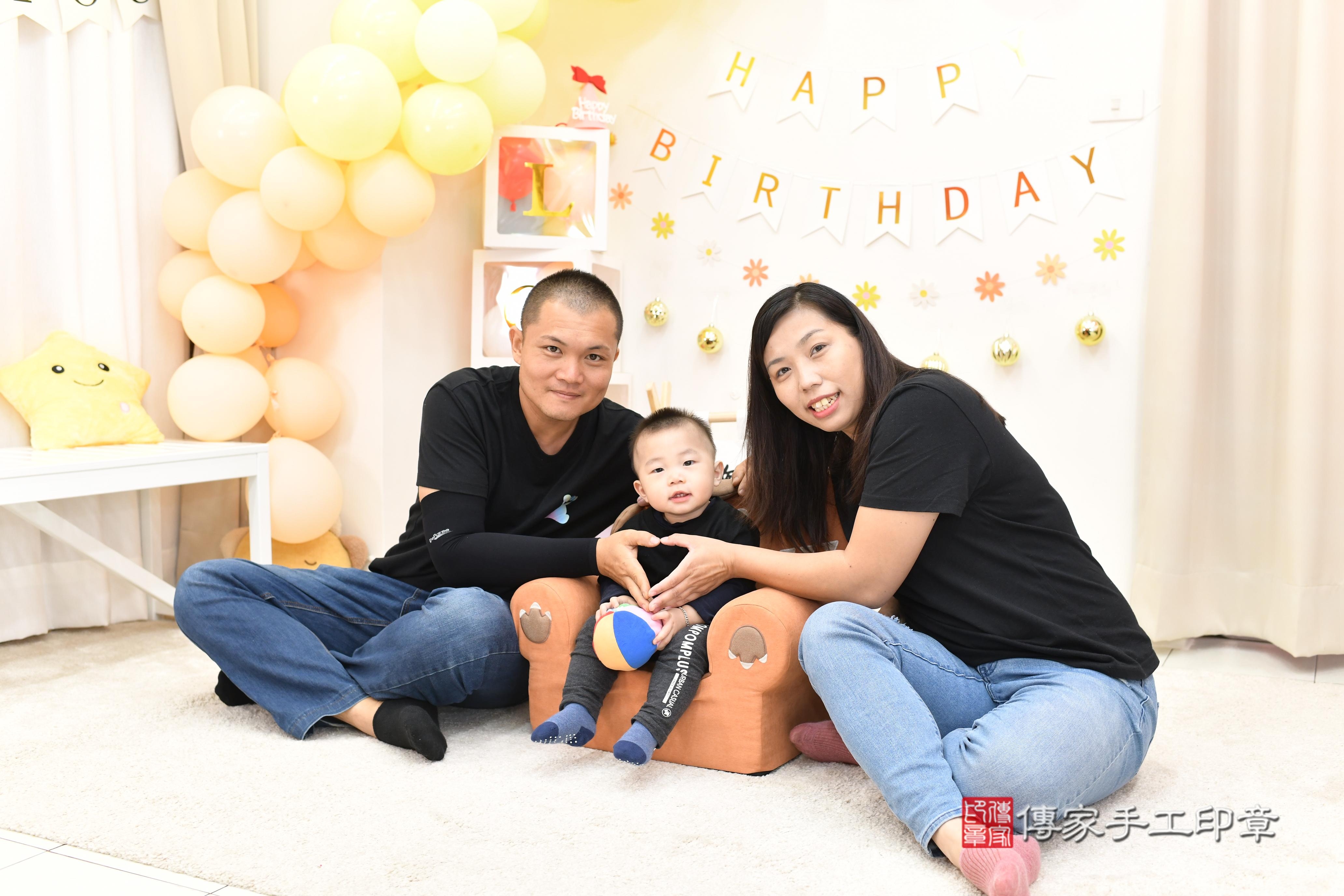 傳家手工印章高雄店、抓周、度脺、中國風會場、傳家嬰兒古禮、吉祥話、抓周道具物品24種、拍照。抓周證書。寶寶抓周、滿周歲、生日快樂、祝福 傳家手工印章高雄店、抓周、度脺、中國風會場、傳家嬰兒古禮、吉祥話、抓周道具物品24種、拍照。抓周證書。寶寶抓周、滿周歲、生日快樂、祝福