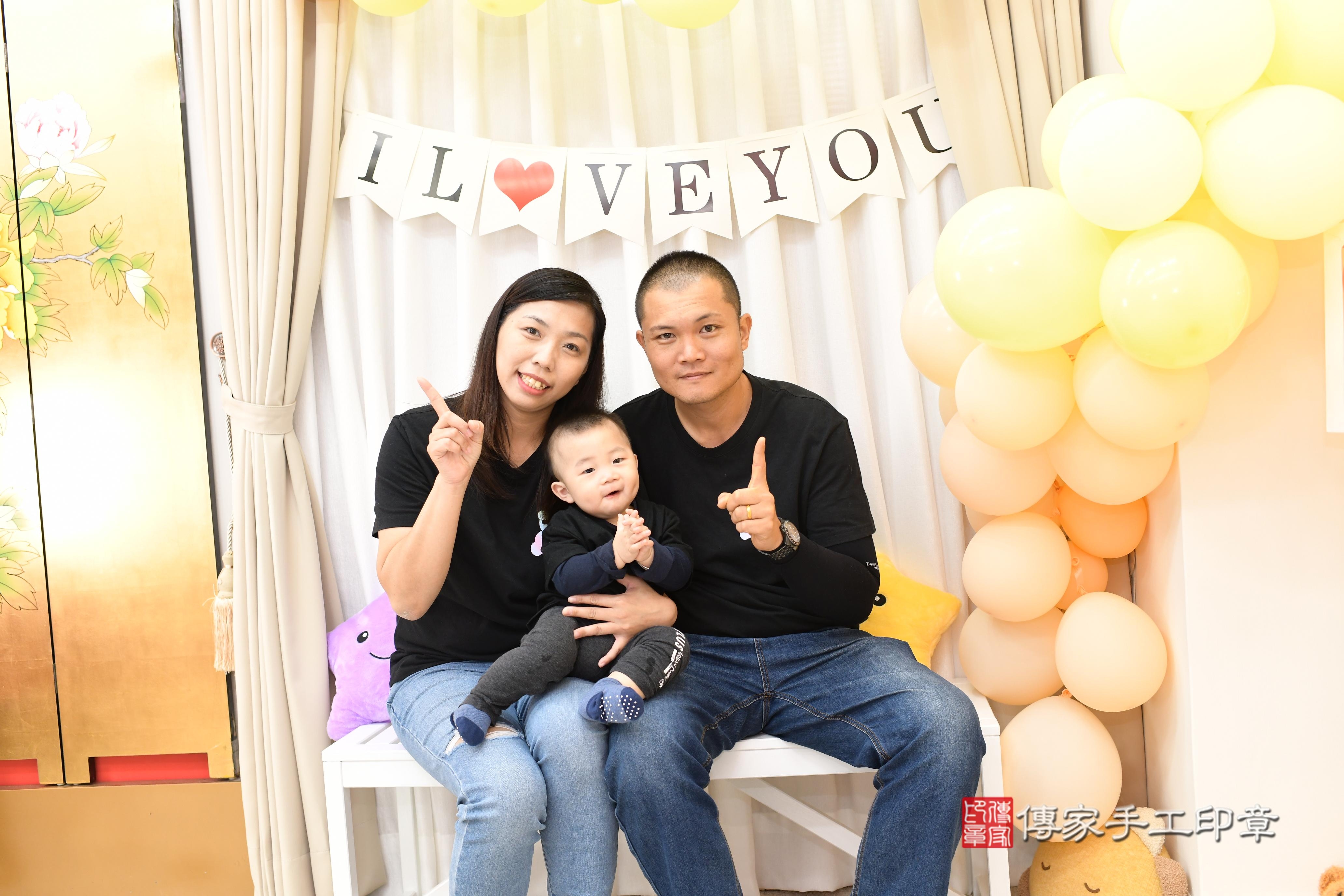 傳家手工印章高雄店、抓周、度脺、中國風會場、傳家嬰兒古禮、吉祥話、抓周道具物品24種、拍照。抓周證書。寶寶抓周、滿周歲、生日快樂、祝福 傳家手工印章高雄店、抓周、度脺、中國風會場、傳家嬰兒古禮、吉祥話、抓周道具物品24種、拍照。抓周證書。寶寶抓周、滿周歲、生日快樂、祝福