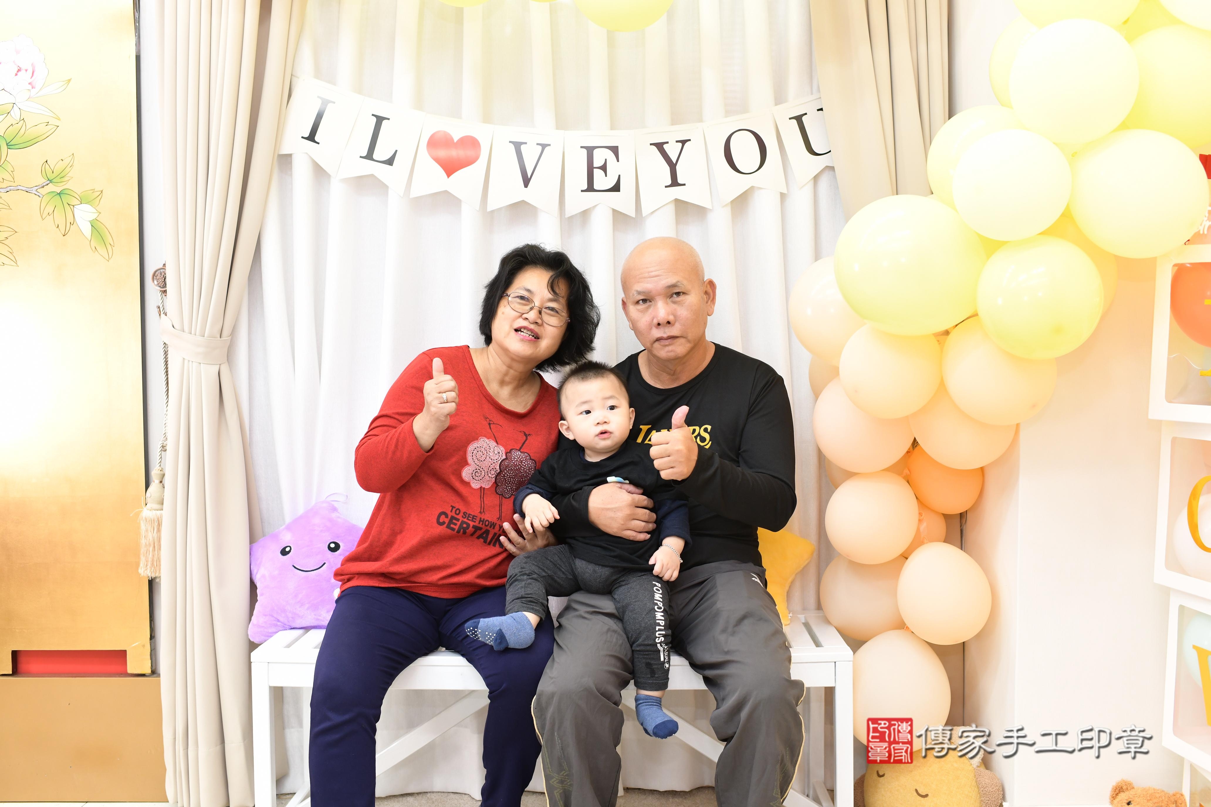 傳家手工印章高雄店、抓周、度脺、中國風會場、傳家嬰兒古禮、吉祥話、抓周道具物品24種、拍照。抓周證書。寶寶抓周、滿周歲、生日快樂、祝福 傳家手工印章高雄店、抓周、度脺、中國風會場、傳家嬰兒古禮、吉祥話、抓周道具物品24種、拍照。抓周證書。寶寶抓周、滿周歲、生日快樂、祝福