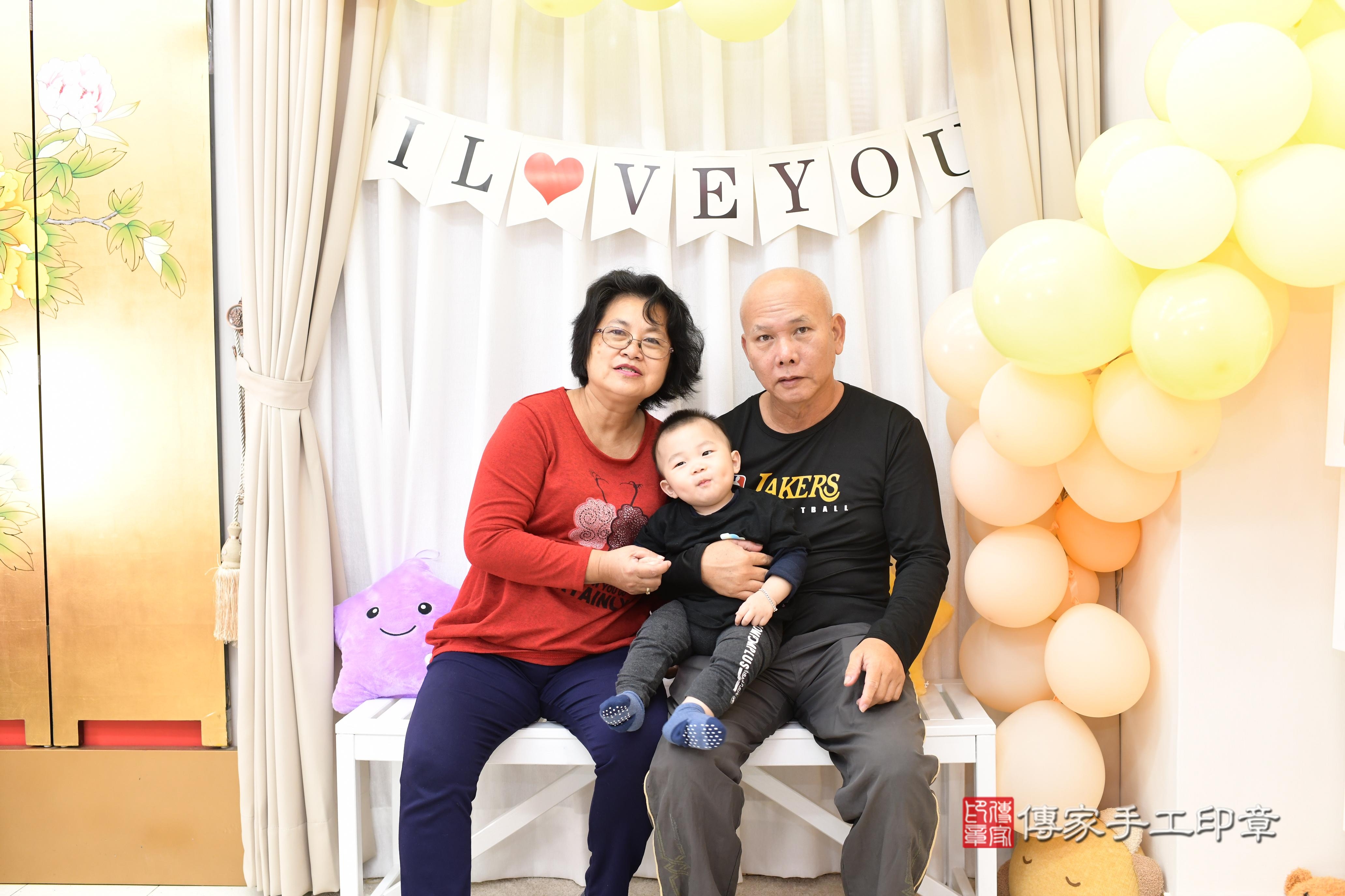 傳家手工印章高雄店、抓周、度脺、中國風會場、傳家嬰兒古禮、吉祥話、抓周道具物品24種、拍照。抓周證書。寶寶抓周、滿周歲、生日快樂、祝福 傳家手工印章高雄店、抓周、度脺、中國風會場、傳家嬰兒古禮、吉祥話、抓周道具物品24種、拍照。抓周證書。寶寶抓周、滿周歲、生日快樂、祝福