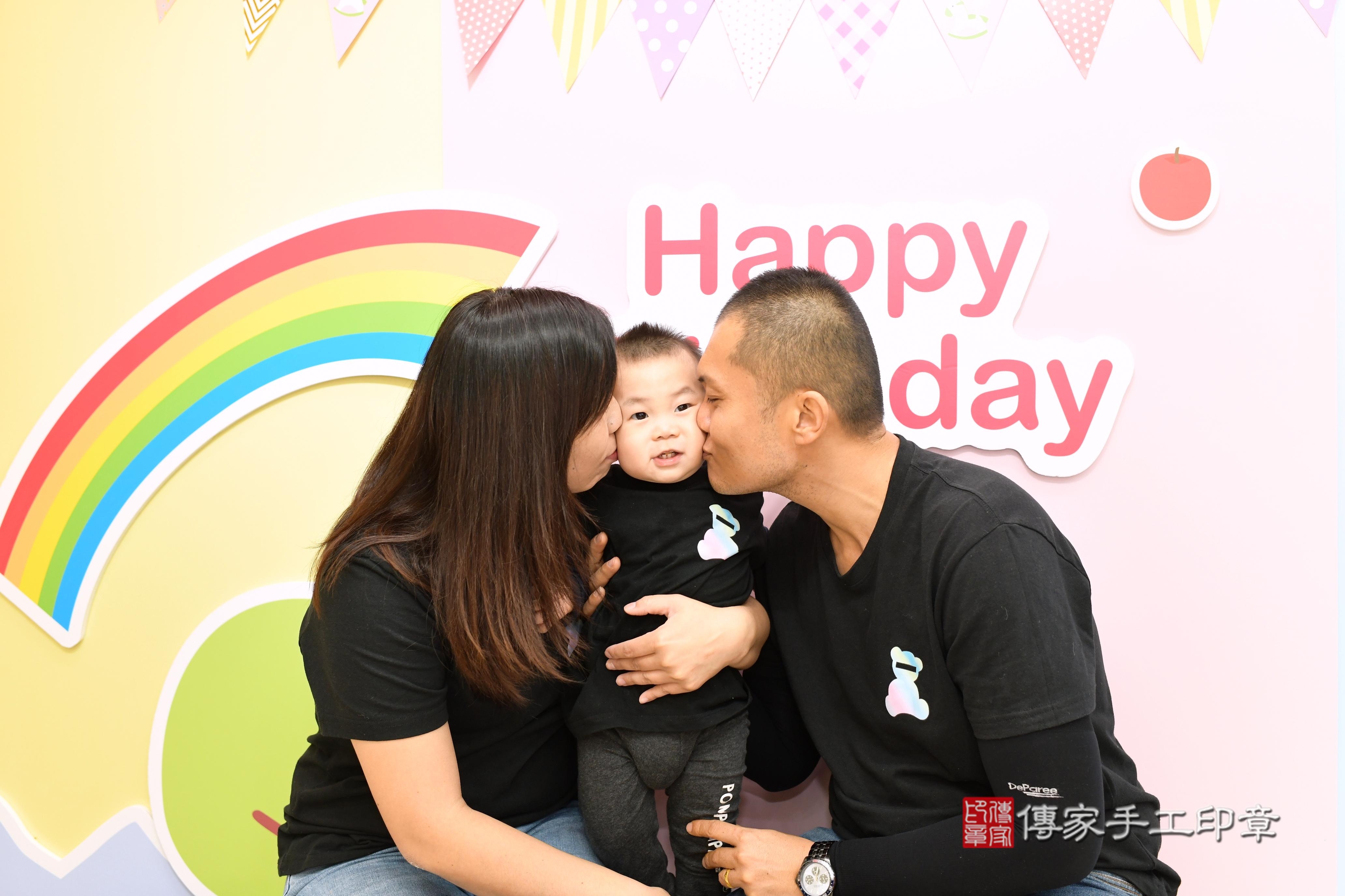 傳家手工印章高雄店、抓周、度脺、中國風會場、傳家嬰兒古禮、吉祥話、抓周道具物品24種、拍照。抓周證書。寶寶抓周、滿周歲、生日快樂、祝福 傳家手工印章高雄店、抓周、度脺、中國風會場、傳家嬰兒古禮、吉祥話、抓周道具物品24種、拍照。抓周證書。寶寶抓周、滿周歲、生日快樂、祝福