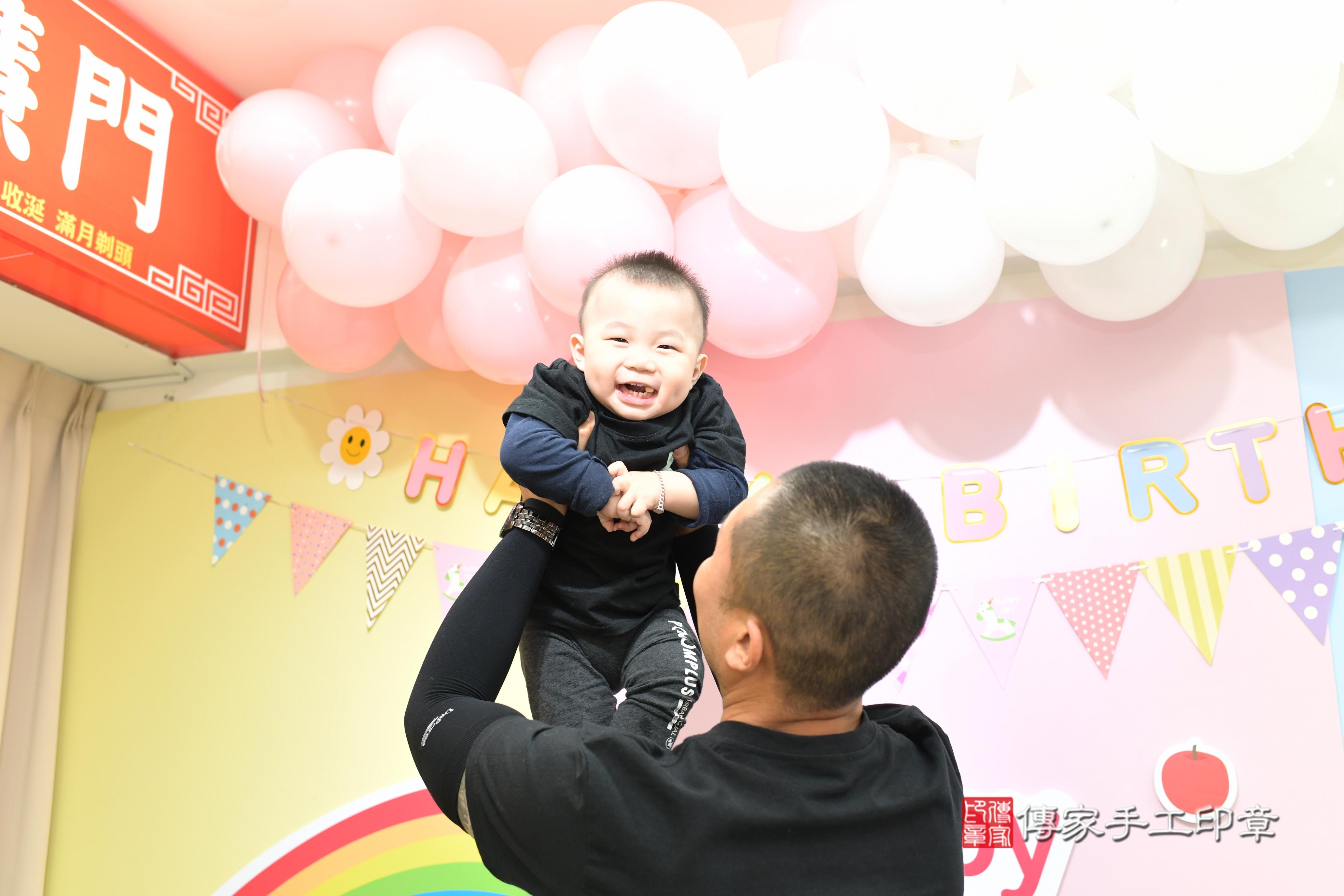 傳家手工印章高雄店、抓周、度脺、中國風會場、傳家嬰兒古禮、吉祥話、抓周道具物品24種、拍照。抓周證書。寶寶抓周、滿周歲、生日快樂、祝福 傳家手工印章高雄店、抓周、度脺、中國風會場、傳家嬰兒古禮、吉祥話、抓周道具物品24種、拍照。抓周證書。寶寶抓周、滿周歲、生日快樂、祝福