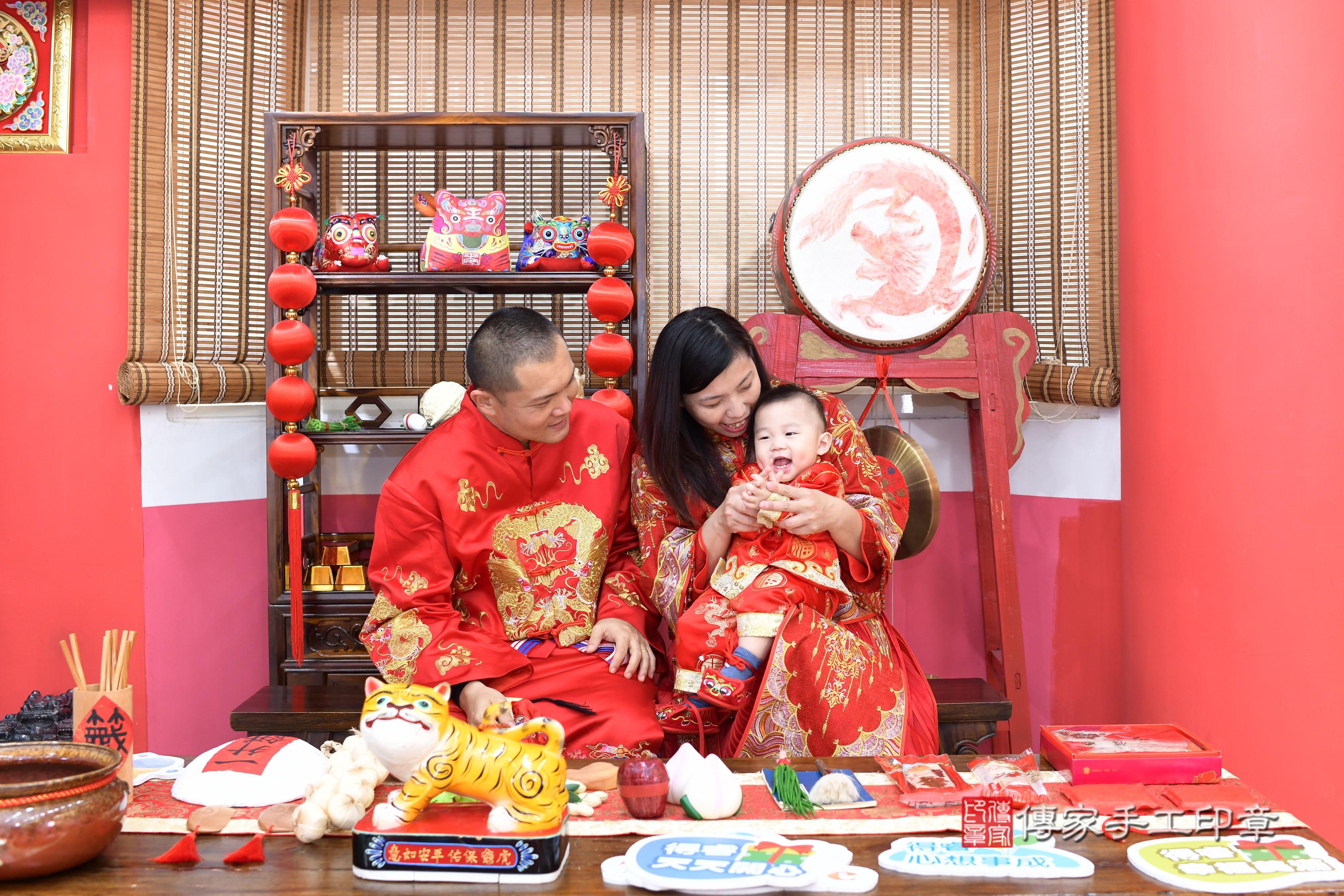 傳家手工印章高雄店、抓周、度脺、中國風會場、傳家嬰兒古禮、吉祥話、抓周道具物品24種、拍照。抓周證書。寶寶抓周、滿周歲、生日快樂、祝福 傳家手工印章高雄店、抓周、度脺、中國風會場、傳家嬰兒古禮、吉祥話、抓周道具物品24種、拍照。抓周證書。寶寶抓周、滿周歲、生日快樂、祝福