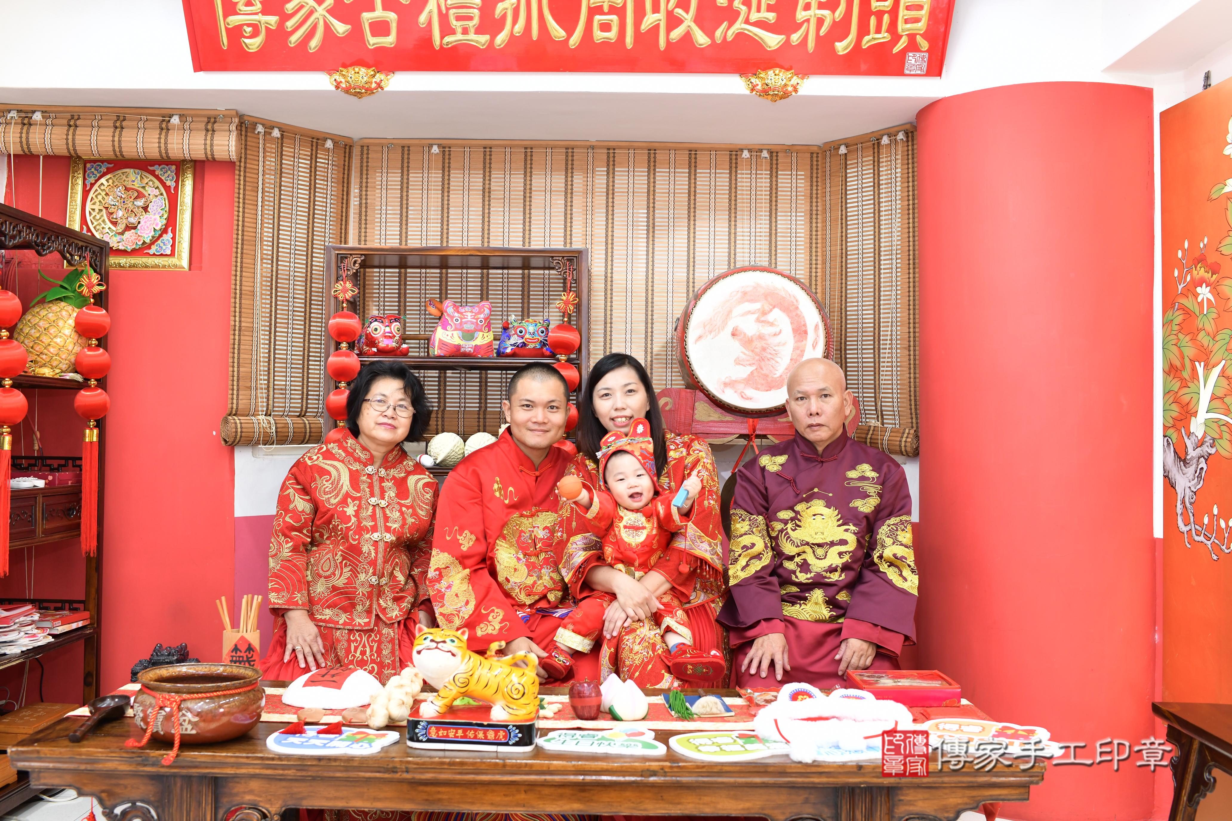 傳家手工印章高雄店、抓周、度脺、中國風會場、傳家嬰兒古禮、吉祥話、抓周道具物品24種、拍照。抓周證書。寶寶抓周、滿周歲、生日快樂、祝福 傳家手工印章高雄店、抓周、度脺、中國風會場、傳家嬰兒古禮、吉祥話、抓周道具物品24種、拍照。抓周證書。寶寶抓周、滿周歲、生日快樂、祝福