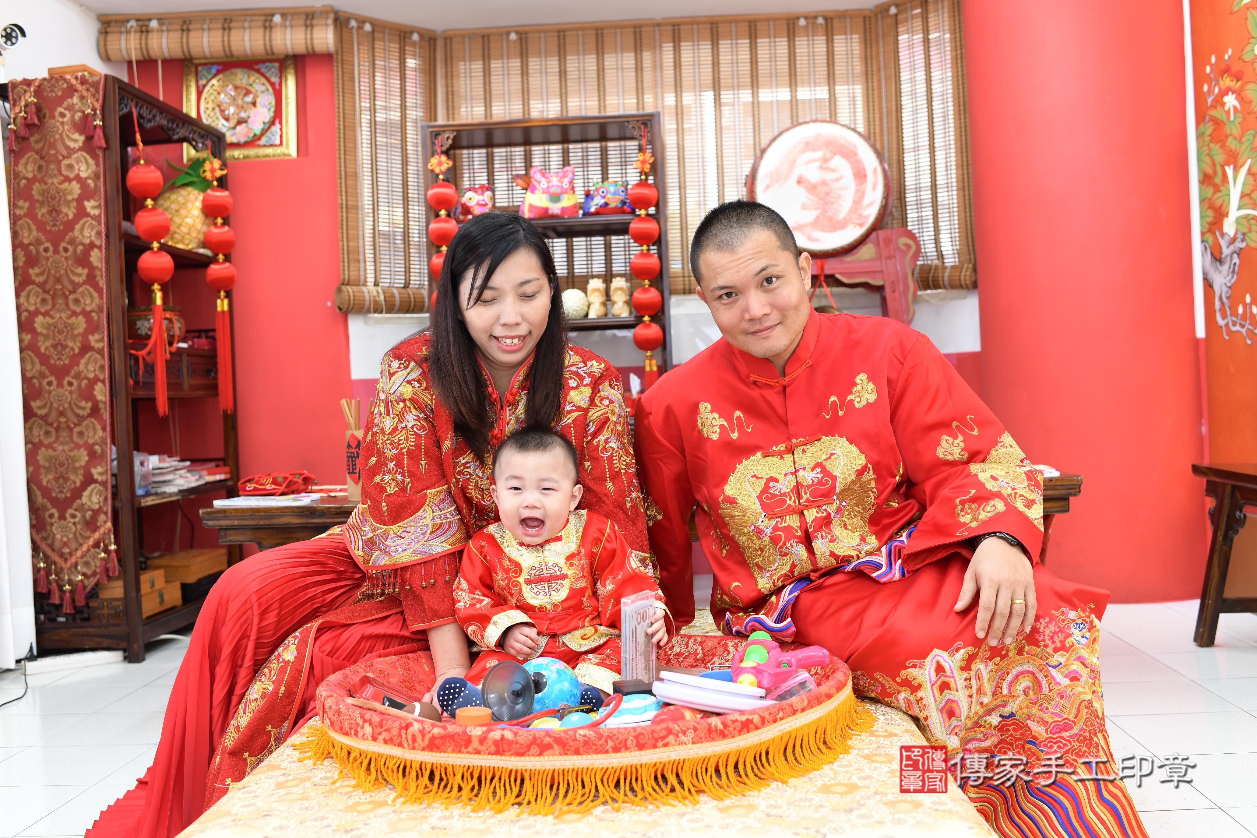 傳家手工印章高雄店、抓周、度脺、中國風會場、傳家嬰兒古禮、吉祥話、抓周道具物品24種、拍照。抓周證書。寶寶抓周、滿周歲、生日快樂、祝福 傳家手工印章高雄店、抓周、度脺、中國風會場、傳家嬰兒古禮、吉祥話、抓周道具物品24種、拍照。抓周證書。寶寶抓周、滿周歲、生日快樂、祝福