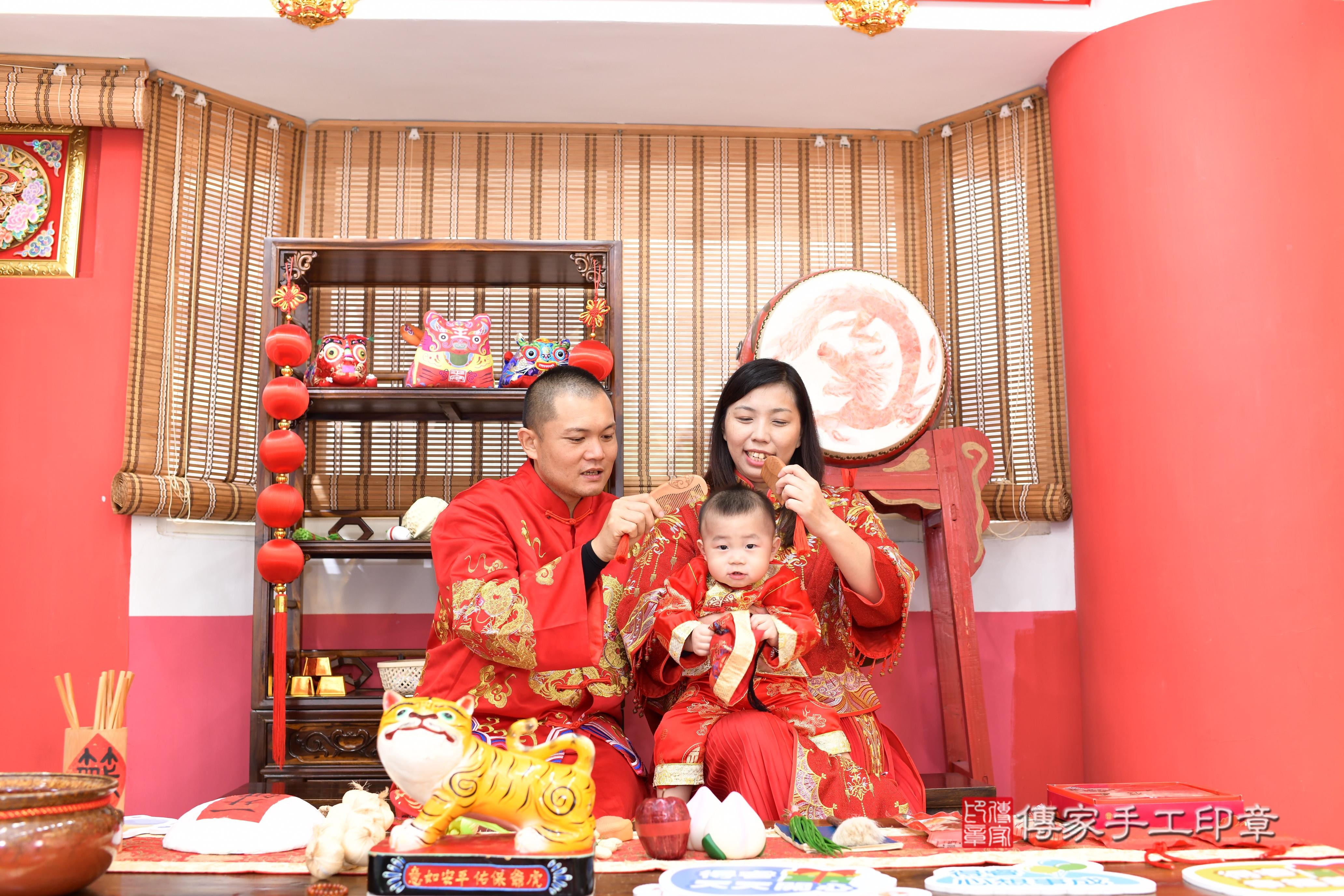 傳家手工印章高雄店、抓周、度脺、中國風會場、傳家嬰兒古禮、吉祥話、抓周道具物品24種、拍照。抓周證書。寶寶抓周、滿周歲、生日快樂、祝福 傳家手工印章高雄店、抓周、度脺、中國風會場、傳家嬰兒古禮、吉祥話、抓周道具物品24種、拍照。抓周證書。寶寶抓周、滿周歲、生日快樂、祝福