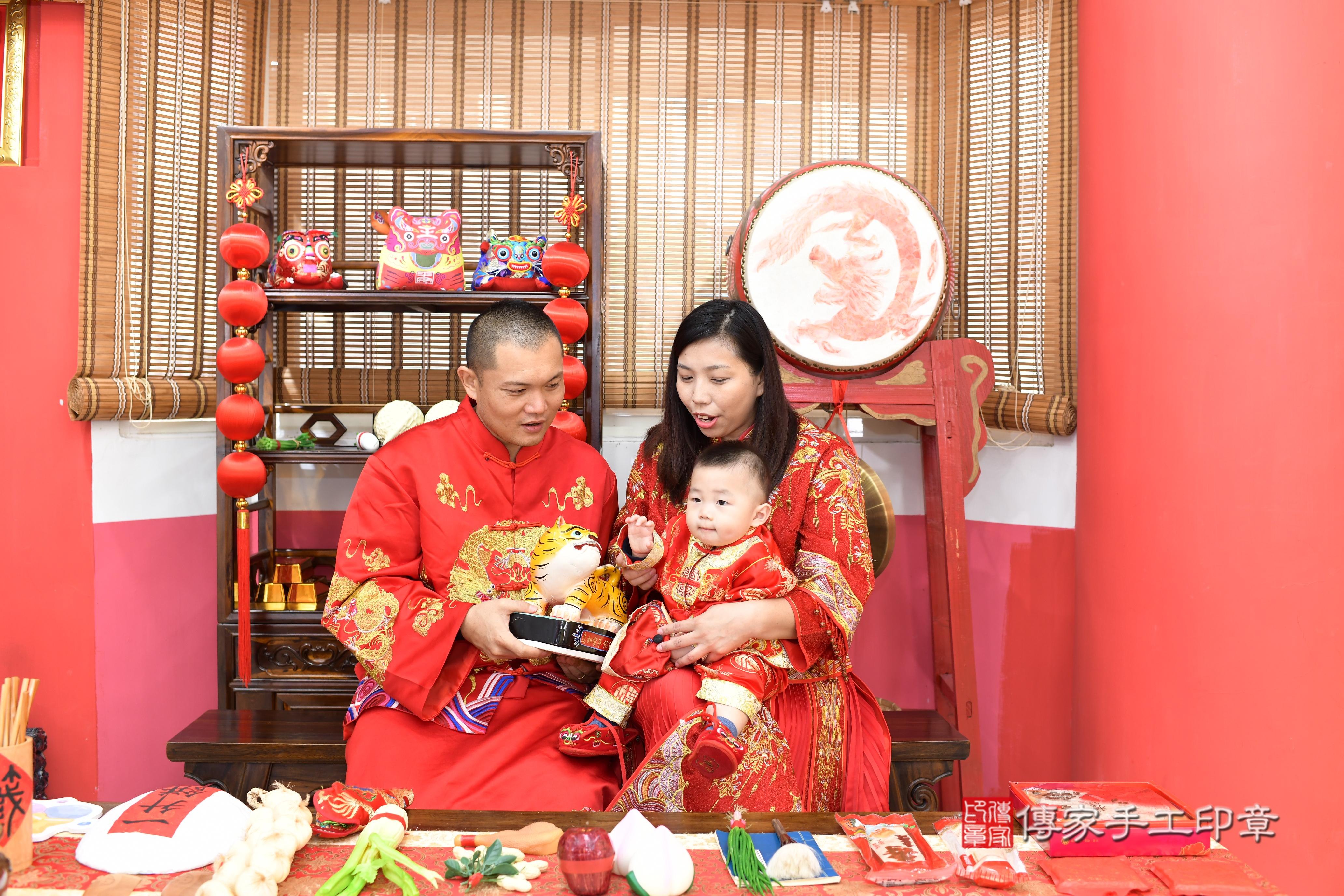 傳家手工印章高雄店、抓周、度脺、中國風會場、傳家嬰兒古禮、吉祥話、抓周道具物品24種、拍照。抓周證書。寶寶抓周、滿周歲、生日快樂、祝福 傳家手工印章高雄店、抓周、度脺、中國風會場、傳家嬰兒古禮、吉祥話、抓周道具物品24種、拍照。抓周證書。寶寶抓周、滿周歲、生日快樂、祝福