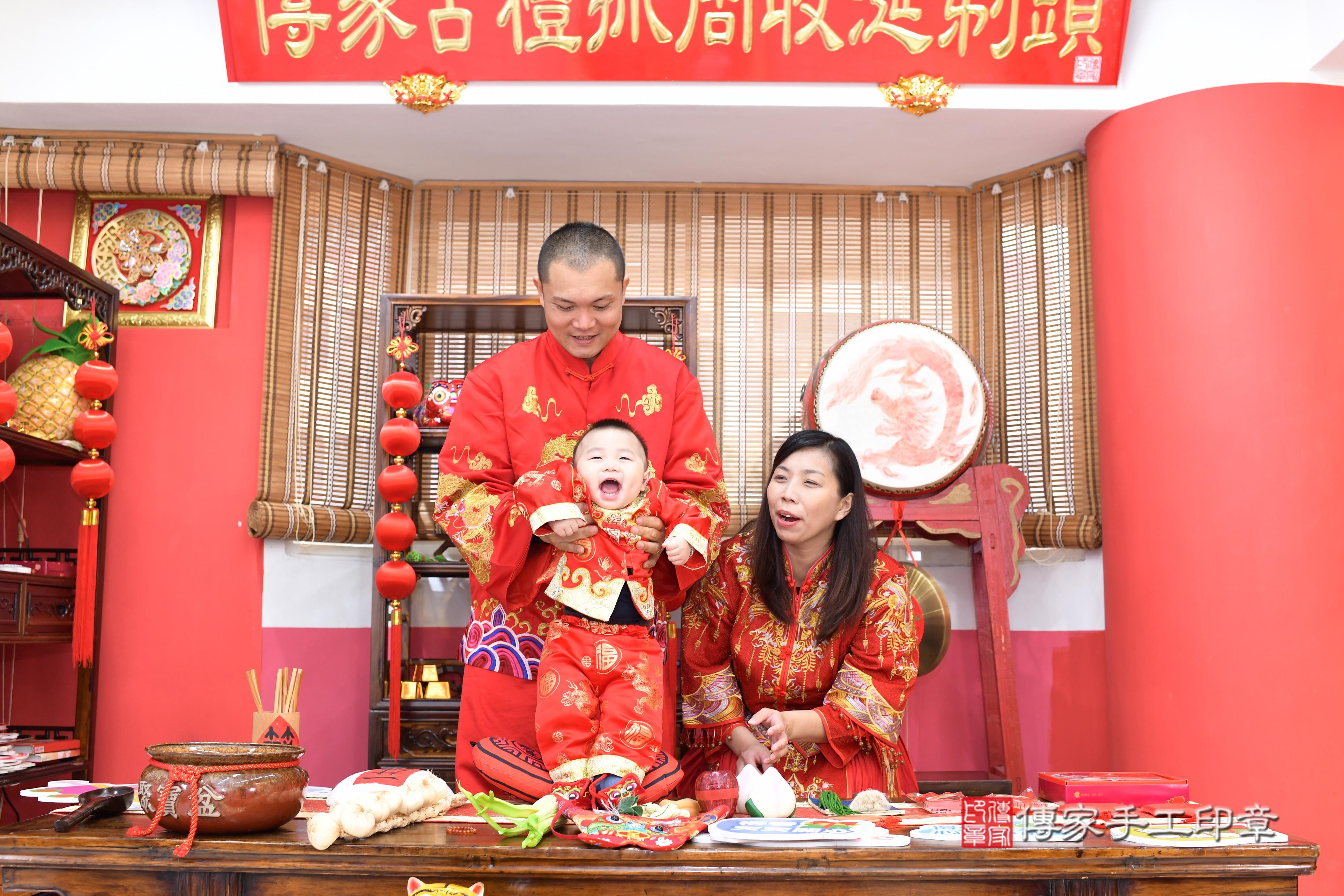 傳家手工印章高雄店、抓周、度脺、中國風會場、傳家嬰兒古禮、吉祥話、抓周道具物品24種、拍照。抓周證書。寶寶抓周、滿周歲、生日快樂、祝福 傳家手工印章高雄店、抓周、度脺、中國風會場、傳家嬰兒古禮、吉祥話、抓周道具物品24種、拍照。抓周證書。寶寶抓周、滿周歲、生日快樂、祝福