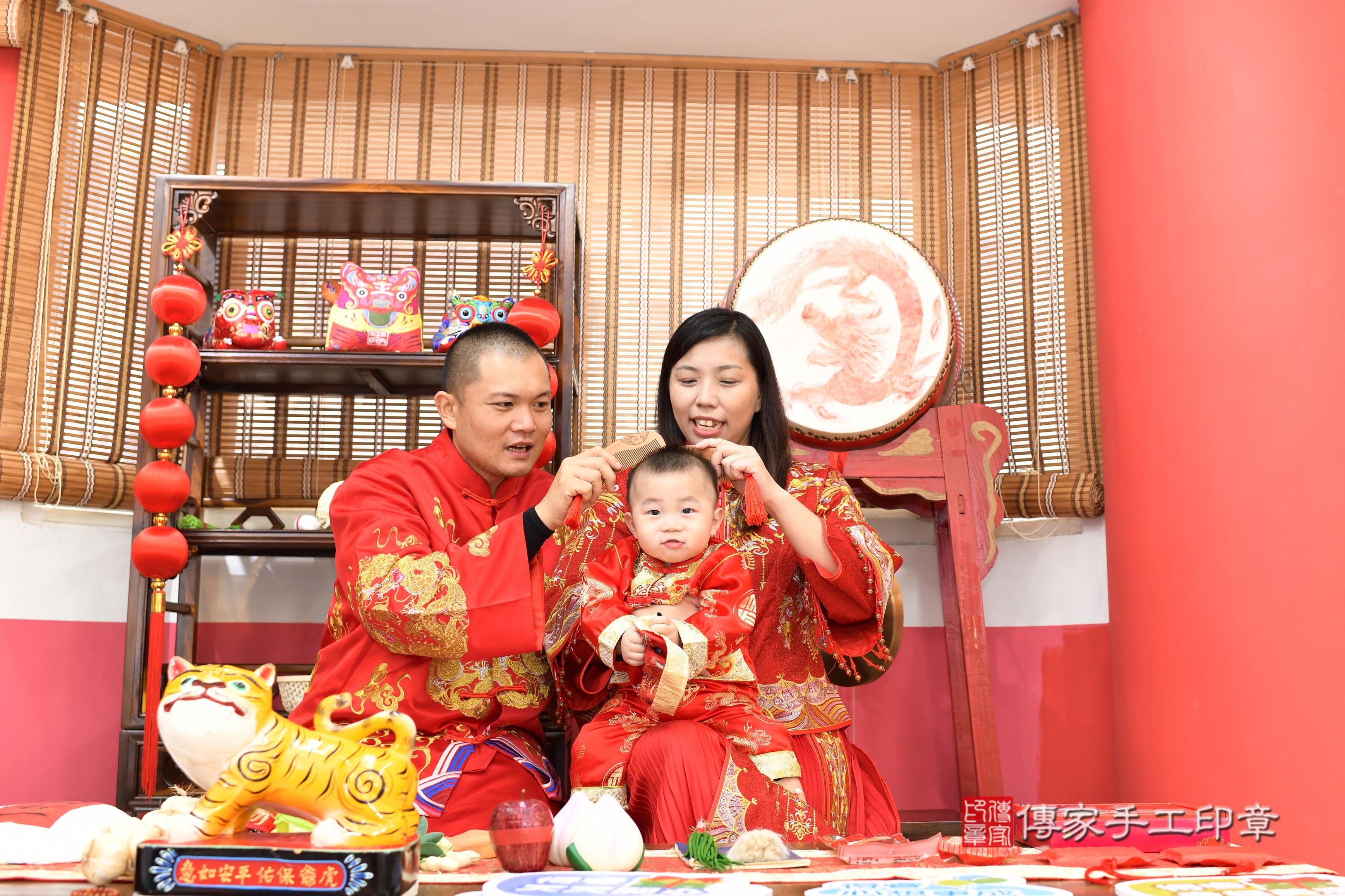 傳家手工印章高雄店、抓周、度脺、中國風會場、傳家嬰兒古禮、吉祥話、抓周道具物品24種、拍照。抓周證書。寶寶抓周、滿周歲、生日快樂、祝福 傳家手工印章高雄店、抓周、度脺、中國風會場、傳家嬰兒古禮、吉祥話、抓周道具物品24種、拍照。抓周證書。寶寶抓周、滿周歲、生日快樂、祝福