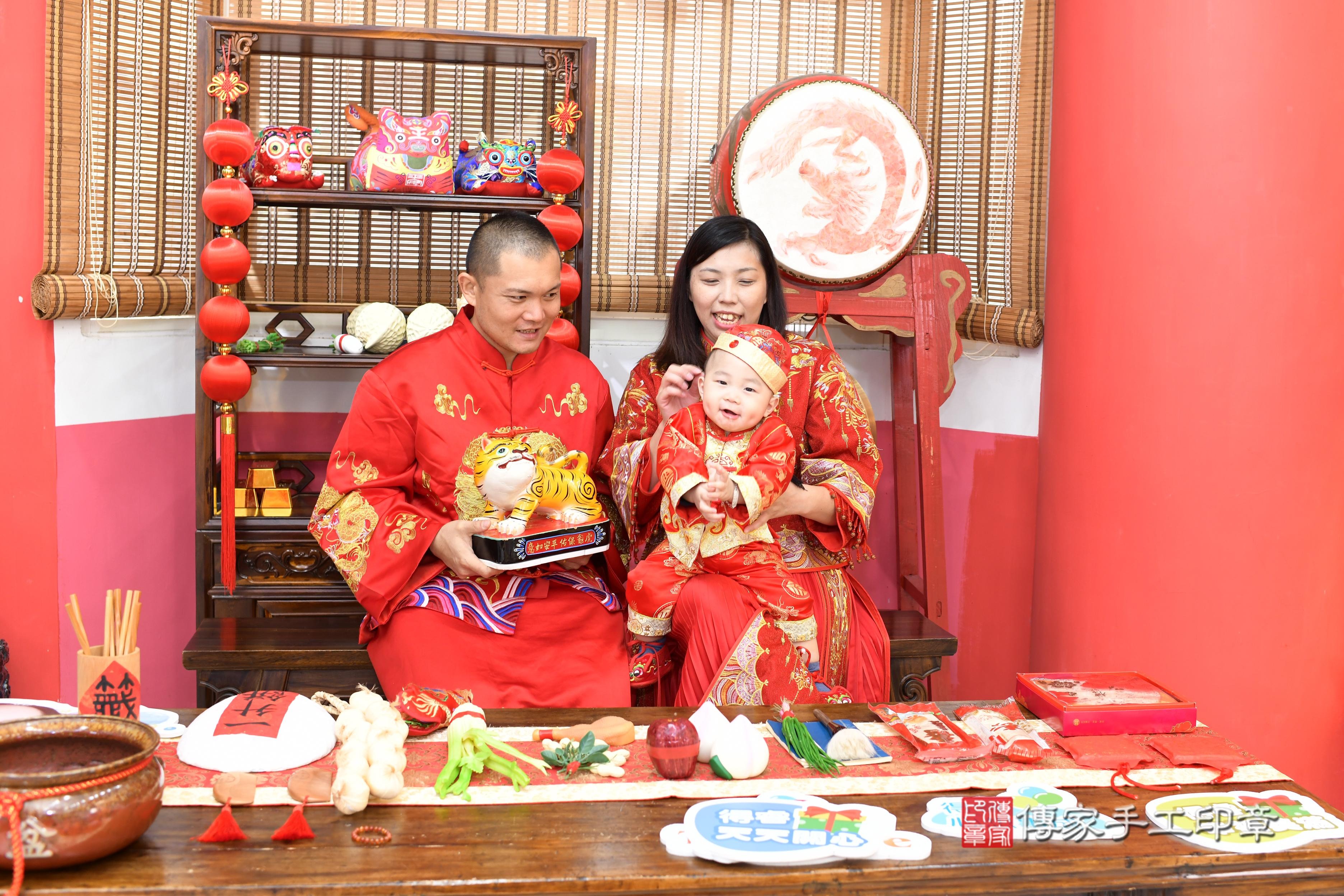 傳家手工印章高雄店、抓周、度脺、中國風會場、傳家嬰兒古禮、吉祥話、抓周道具物品24種、拍照。抓周證書。寶寶抓周、滿周歲、生日快樂、祝福 傳家手工印章高雄店、抓周、度脺、中國風會場、傳家嬰兒古禮、吉祥話、抓周道具物品24種、拍照。抓周證書。寶寶抓周、滿周歲、生日快樂、祝福