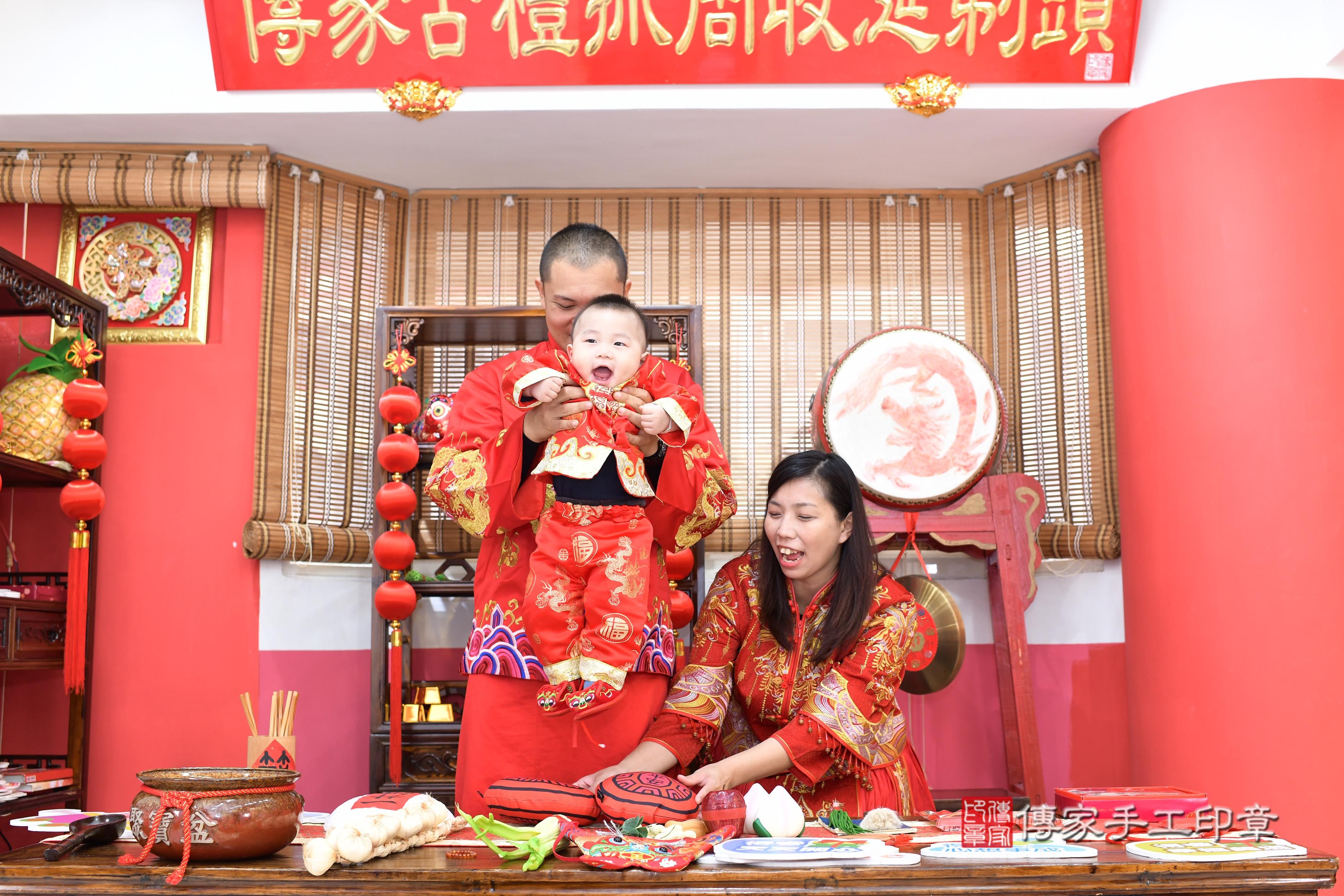 傳家手工印章高雄店、抓周、度脺、中國風會場、傳家嬰兒古禮、吉祥話、抓周道具物品24種、拍照。抓周證書。寶寶抓周、滿周歲、生日快樂、祝福 傳家手工印章高雄店、抓周、度脺、中國風會場、傳家嬰兒古禮、吉祥話、抓周道具物品24種、拍照。抓周證書。寶寶抓周、滿周歲、生日快樂、祝福