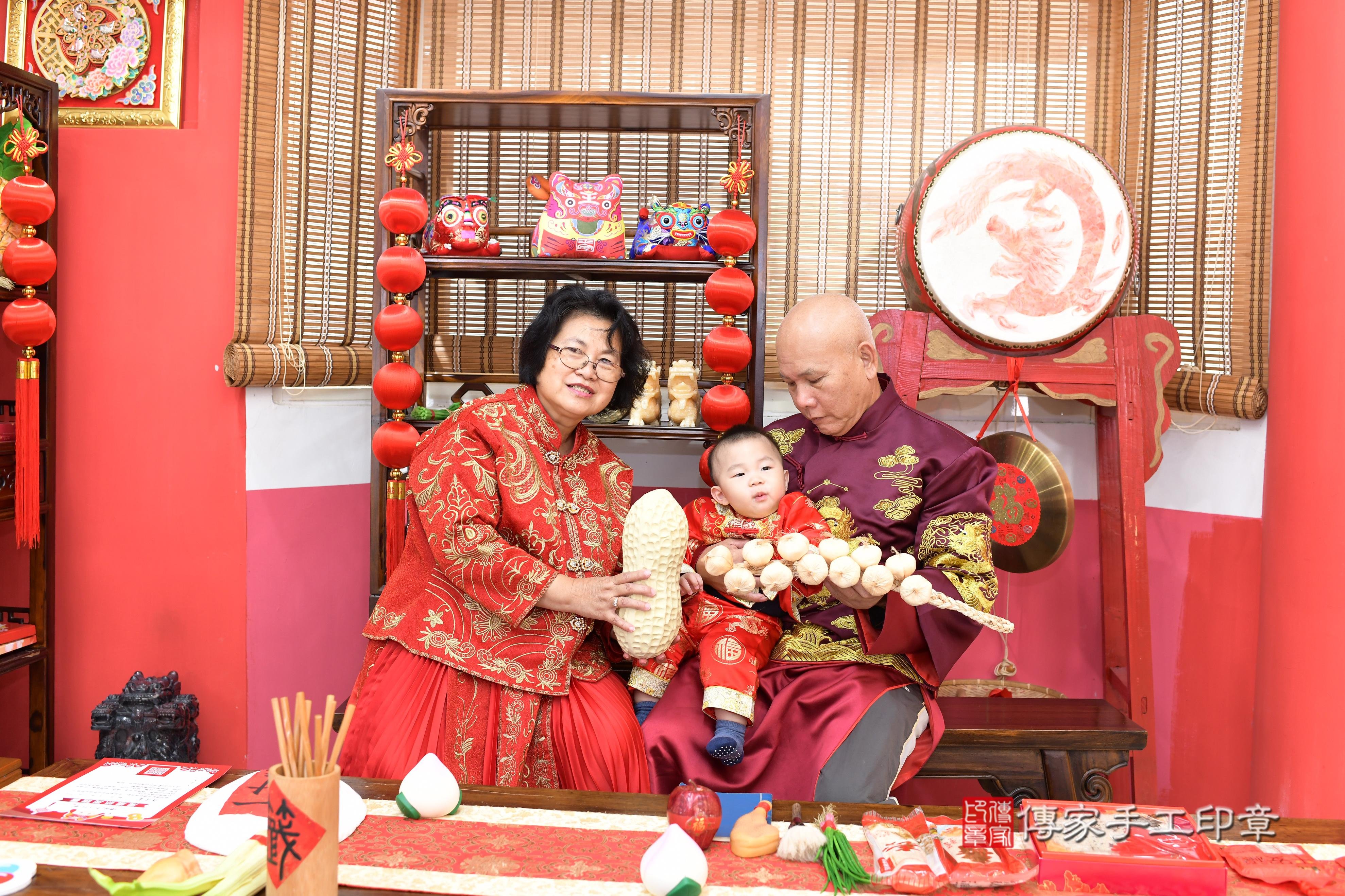 傳家手工印章高雄店、抓周、度脺、中國風會場、傳家嬰兒古禮、吉祥話、抓周道具物品24種、拍照。抓周證書。寶寶抓周、滿周歲、生日快樂、祝福 傳家手工印章高雄店、抓周、度脺、中國風會場、傳家嬰兒古禮、吉祥話、抓周道具物品24種、拍照。抓周證書。寶寶抓周、滿周歲、生日快樂、祝福