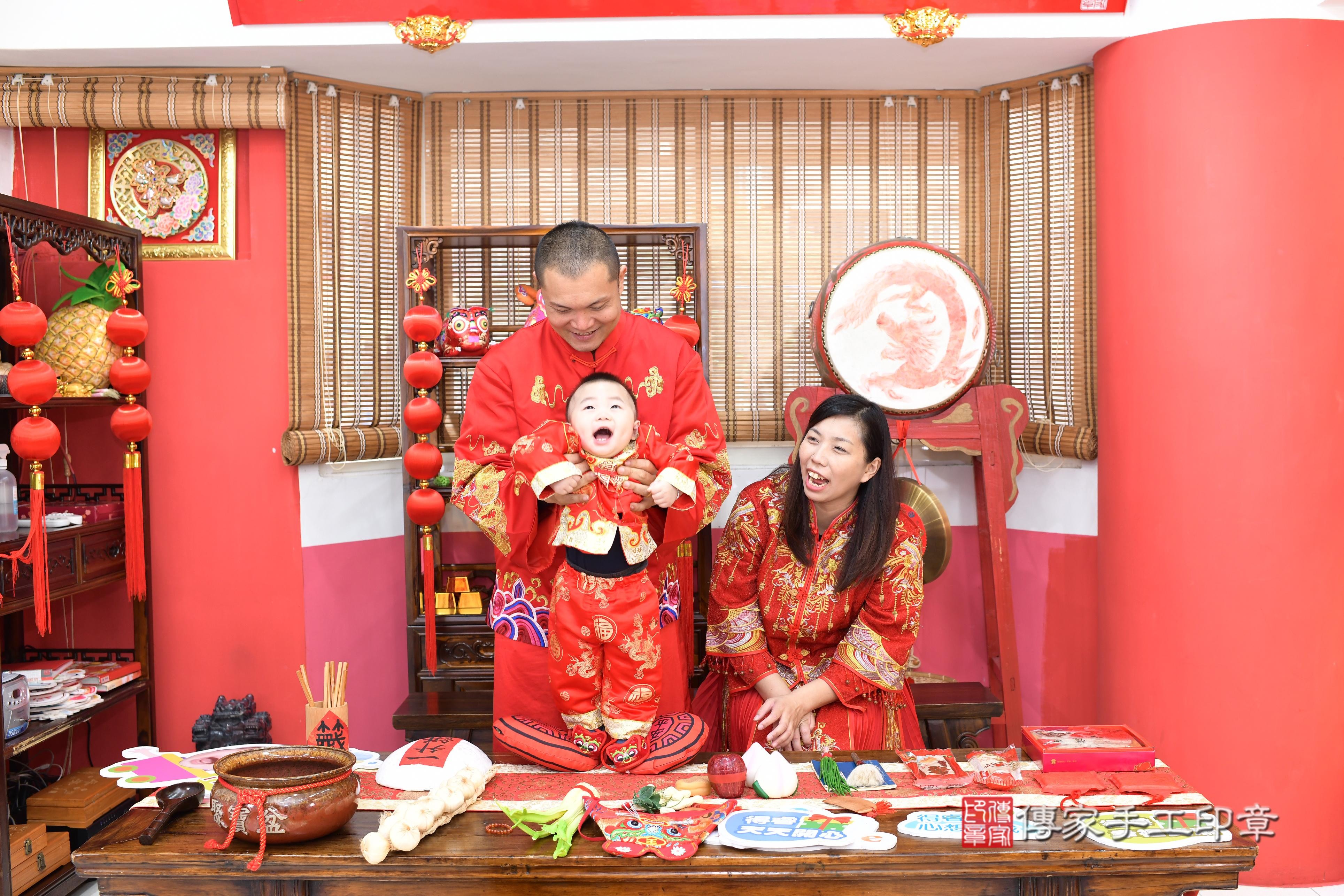 傳家手工印章高雄店、抓周、度脺、中國風會場、傳家嬰兒古禮、吉祥話、抓周道具物品24種、拍照。抓周證書。寶寶抓周、滿周歲、生日快樂、祝福 傳家手工印章高雄店、抓周、度脺、中國風會場、傳家嬰兒古禮、吉祥話、抓周道具物品24種、拍照。抓周證書。寶寶抓周、滿周歲、生日快樂、祝福