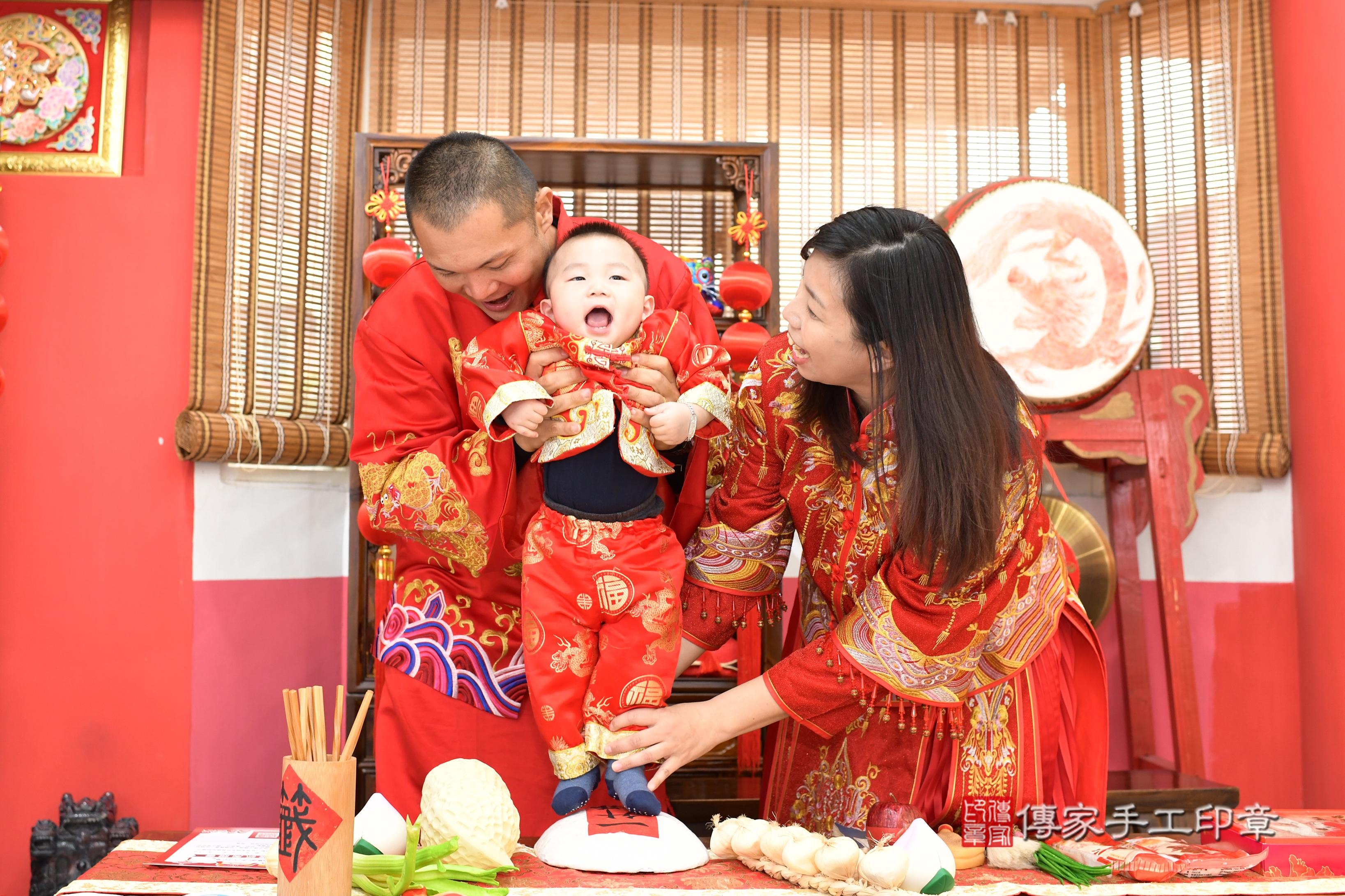 傳家手工印章高雄店、抓周、度脺、中國風會場、傳家嬰兒古禮、吉祥話、抓周道具物品24種、拍照。抓周證書。寶寶抓周、滿周歲、生日快樂、祝福 傳家手工印章高雄店、抓周、度脺、中國風會場、傳家嬰兒古禮、吉祥話、抓周道具物品24種、拍照。抓周證書。寶寶抓周、滿周歲、生日快樂、祝福