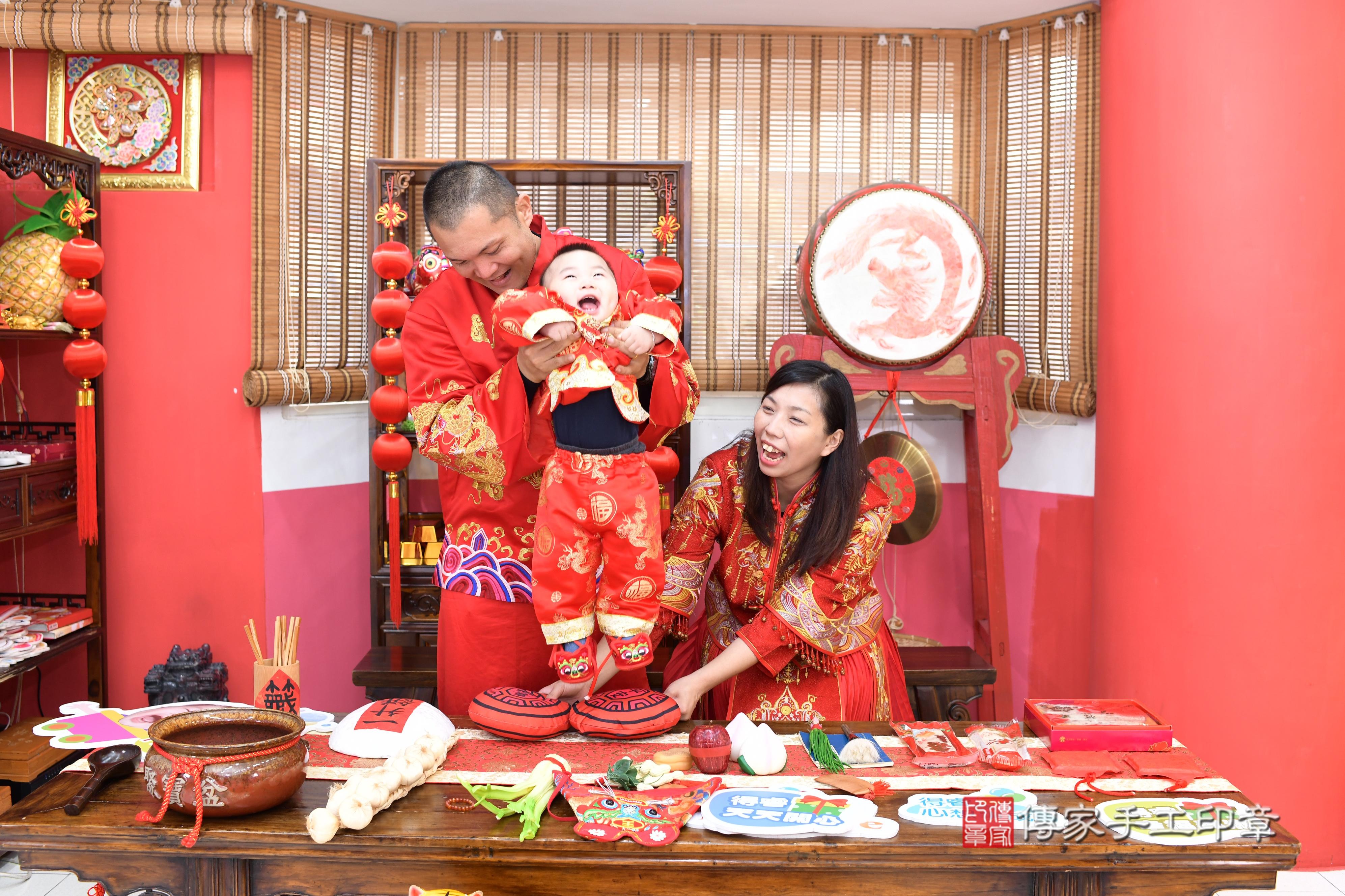 傳家手工印章高雄店、抓周、度脺、中國風會場、傳家嬰兒古禮、吉祥話、抓周道具物品24種、拍照。抓周證書。寶寶抓周、滿周歲、生日快樂、祝福 傳家手工印章高雄店、抓周、度脺、中國風會場、傳家嬰兒古禮、吉祥話、抓周道具物品24種、拍照。抓周證書。寶寶抓周、滿周歲、生日快樂、祝福