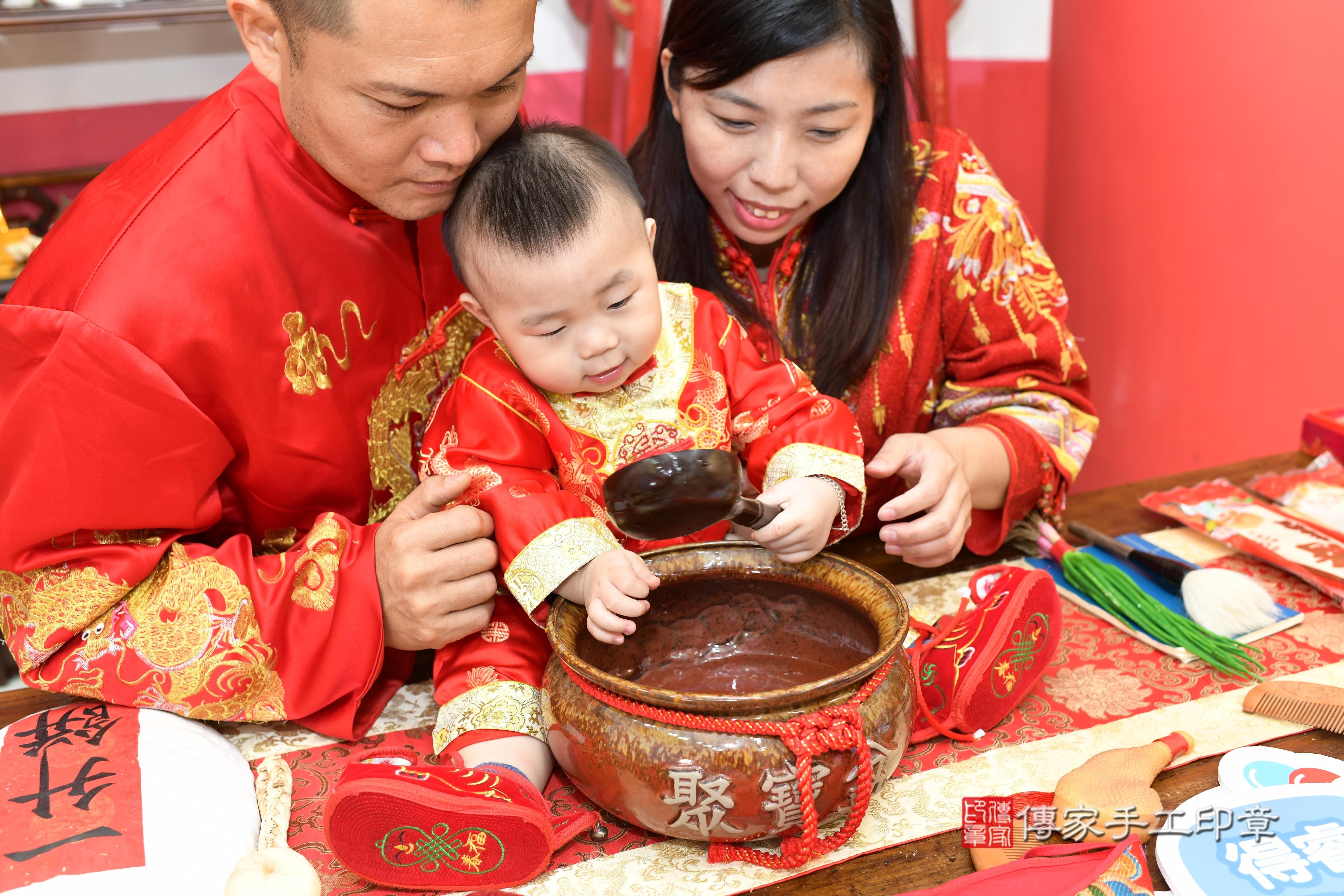 傳家手工印章高雄店、抓周、度脺、中國風會場、傳家嬰兒古禮、吉祥話、抓周道具物品24種、拍照。抓周證書。寶寶抓周、滿周歲、生日快樂、祝福 傳家手工印章高雄店、抓周、度脺、中國風會場、傳家嬰兒古禮、吉祥話、抓周道具物品24種、拍照。抓周證書。寶寶抓周、滿周歲、生日快樂、祝福