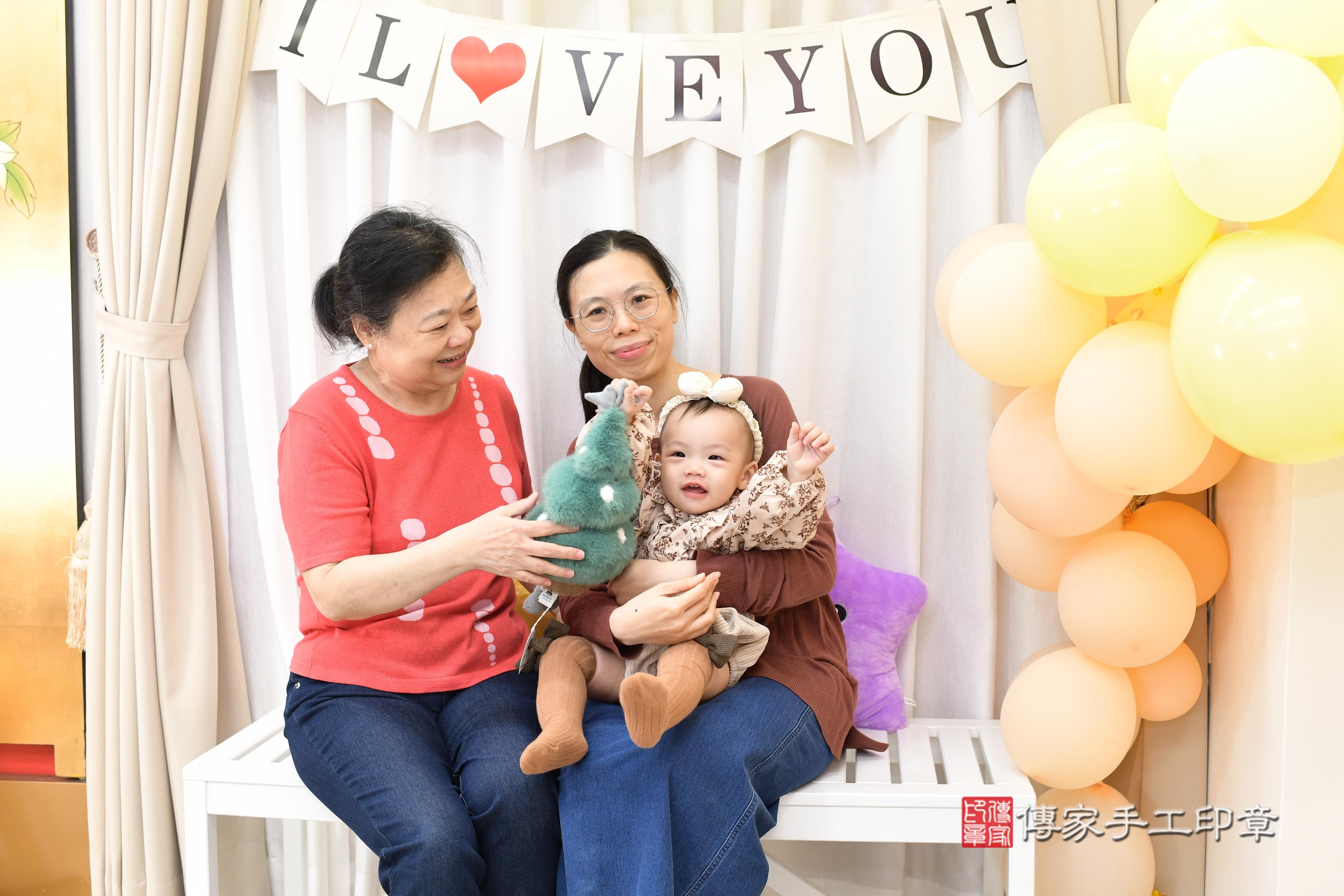 傳家手工印章高雄店、抓周、度脺、中國風會場、傳家嬰兒古禮、吉祥話、抓周道具物品24種、拍照。抓周證書。寶寶抓周、滿周歲、生日快樂、祝福 傳家手工印章高雄店、抓周、度脺、中國風會場、傳家嬰兒古禮、吉祥話、抓周道具物品24種、拍照。抓周證書。寶寶抓周、滿周歲、生日快樂、祝福