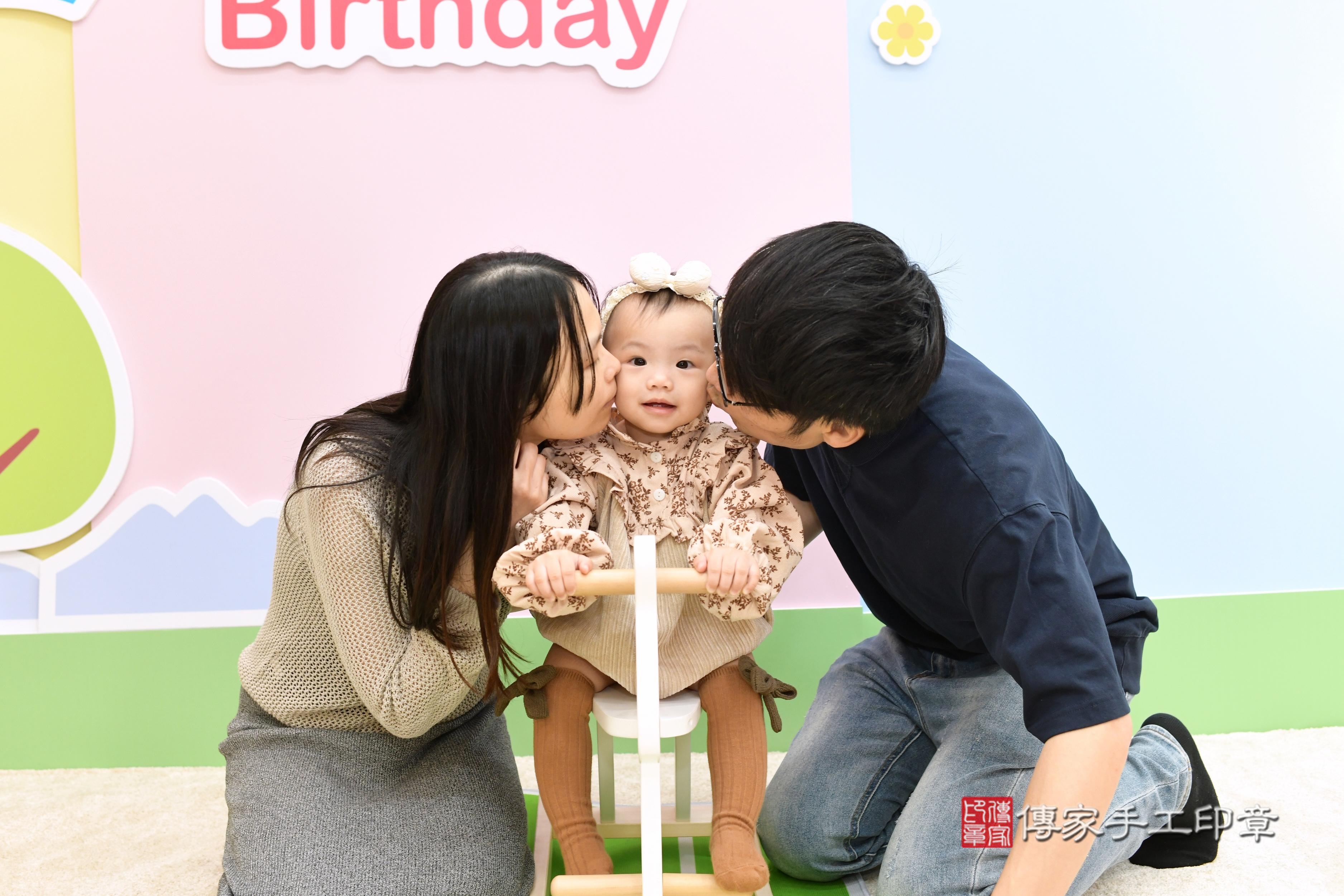 傳家手工印章高雄店、抓周、度脺、中國風會場、傳家嬰兒古禮、吉祥話、抓周道具物品24種、拍照。抓周證書。寶寶抓周、滿周歲、生日快樂、祝福 傳家手工印章高雄店、抓周、度脺、中國風會場、傳家嬰兒古禮、吉祥話、抓周道具物品24種、拍照。抓周證書。寶寶抓周、滿周歲、生日快樂、祝福