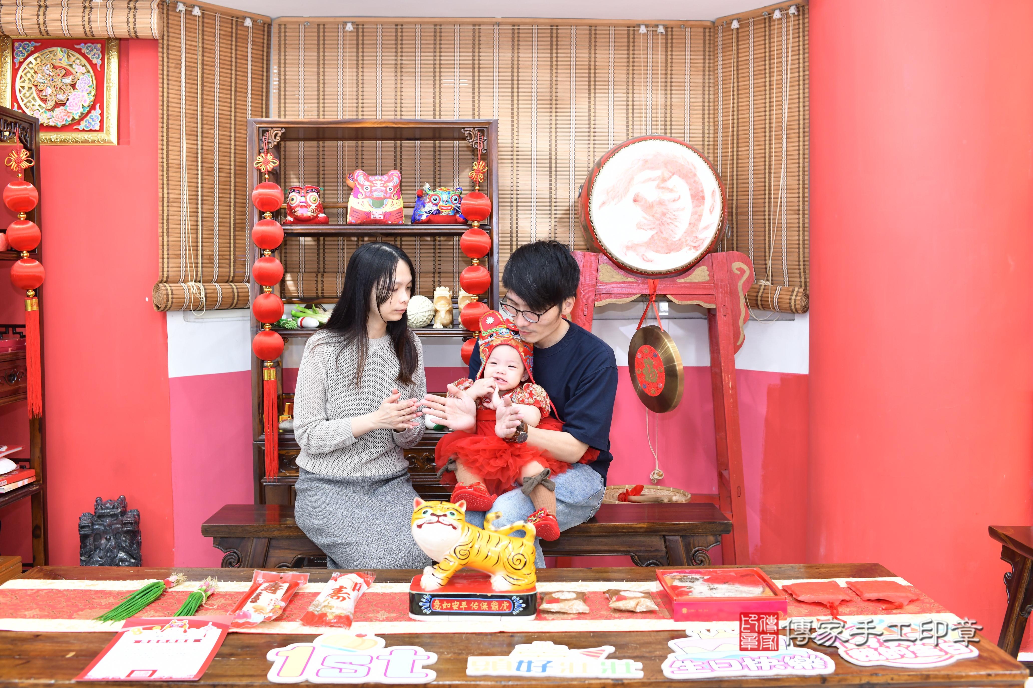 傳家手工印章高雄店、抓周、度脺、中國風會場、傳家嬰兒古禮、吉祥話、抓周道具物品24種、拍照。抓周證書。寶寶抓周、滿周歲、生日快樂、祝福 傳家手工印章高雄店、抓周、度脺、中國風會場、傳家嬰兒古禮、吉祥話、抓周道具物品24種、拍照。抓周證書。寶寶抓周、滿周歲、生日快樂、祝福