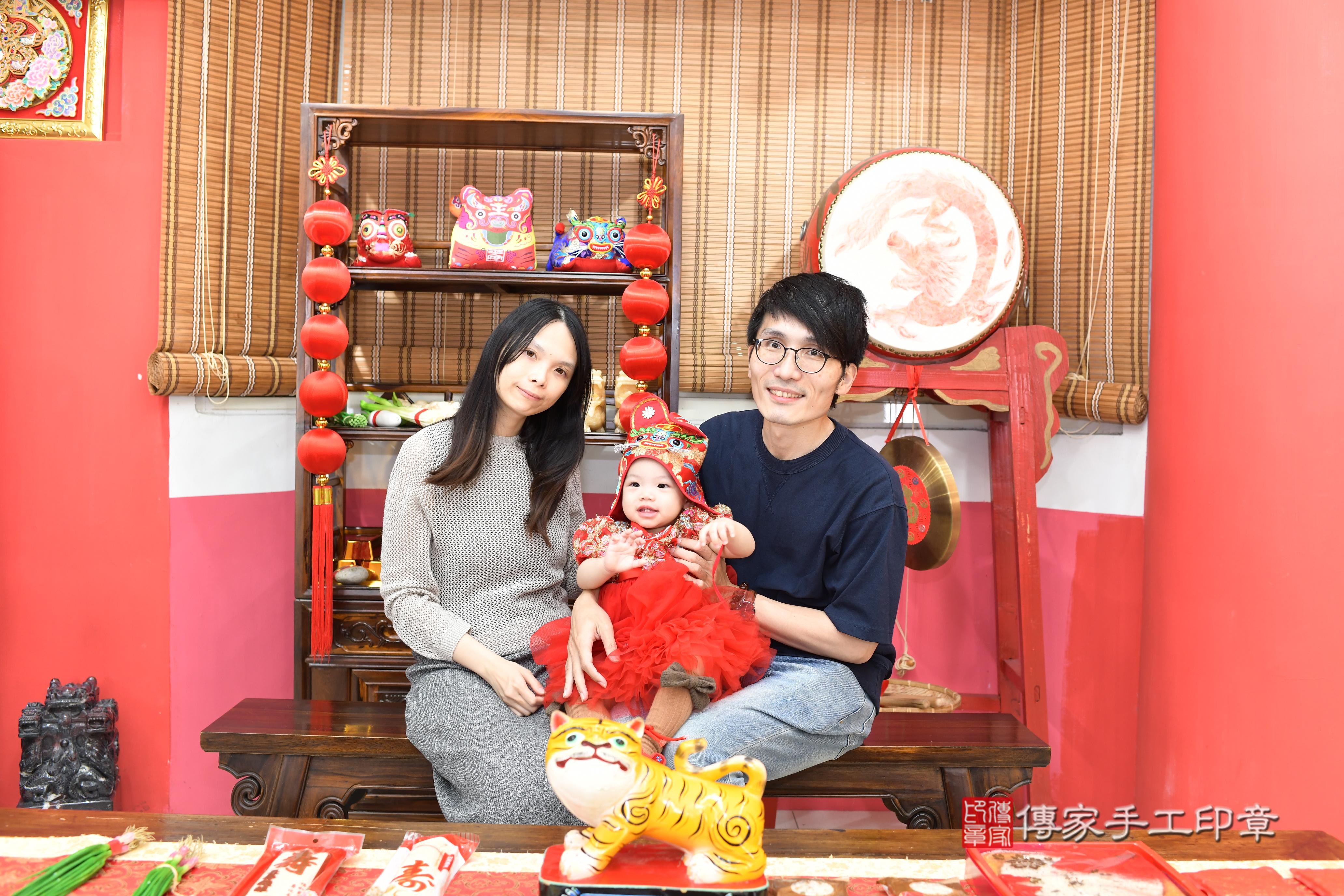 傳家手工印章高雄店、抓周、度脺、中國風會場、傳家嬰兒古禮、吉祥話、抓周道具物品24種、拍照。抓周證書。寶寶抓周、滿周歲、生日快樂、祝福 傳家手工印章高雄店、抓周、度脺、中國風會場、傳家嬰兒古禮、吉祥話、抓周道具物品24種、拍照。抓周證書。寶寶抓周、滿周歲、生日快樂、祝福