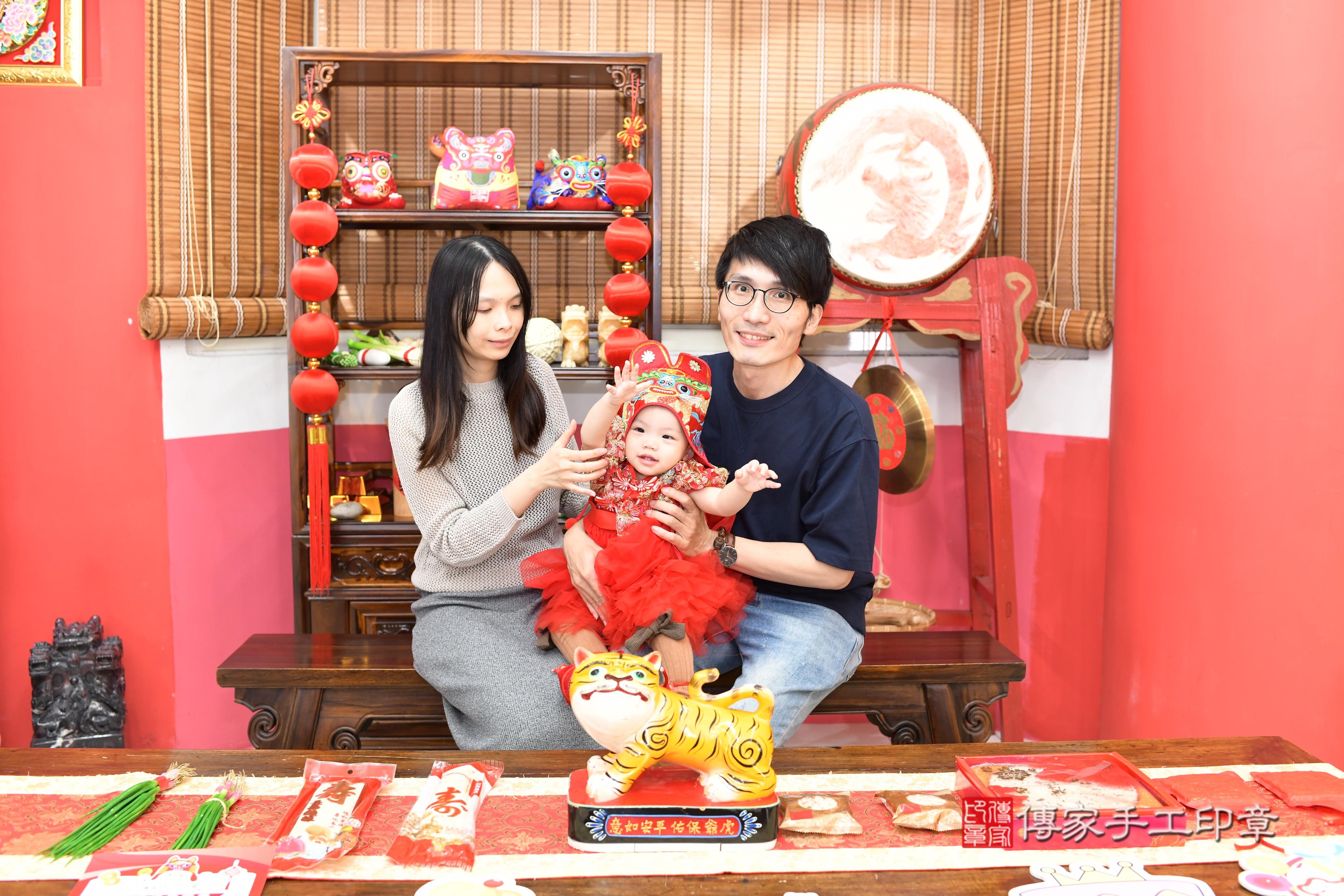 傳家手工印章高雄店、抓周、度脺、中國風會場、傳家嬰兒古禮、吉祥話、抓周道具物品24種、拍照。抓周證書。寶寶抓周、滿周歲、生日快樂、祝福 傳家手工印章高雄店、抓周、度脺、中國風會場、傳家嬰兒古禮、吉祥話、抓周道具物品24種、拍照。抓周證書。寶寶抓周、滿周歲、生日快樂、祝福