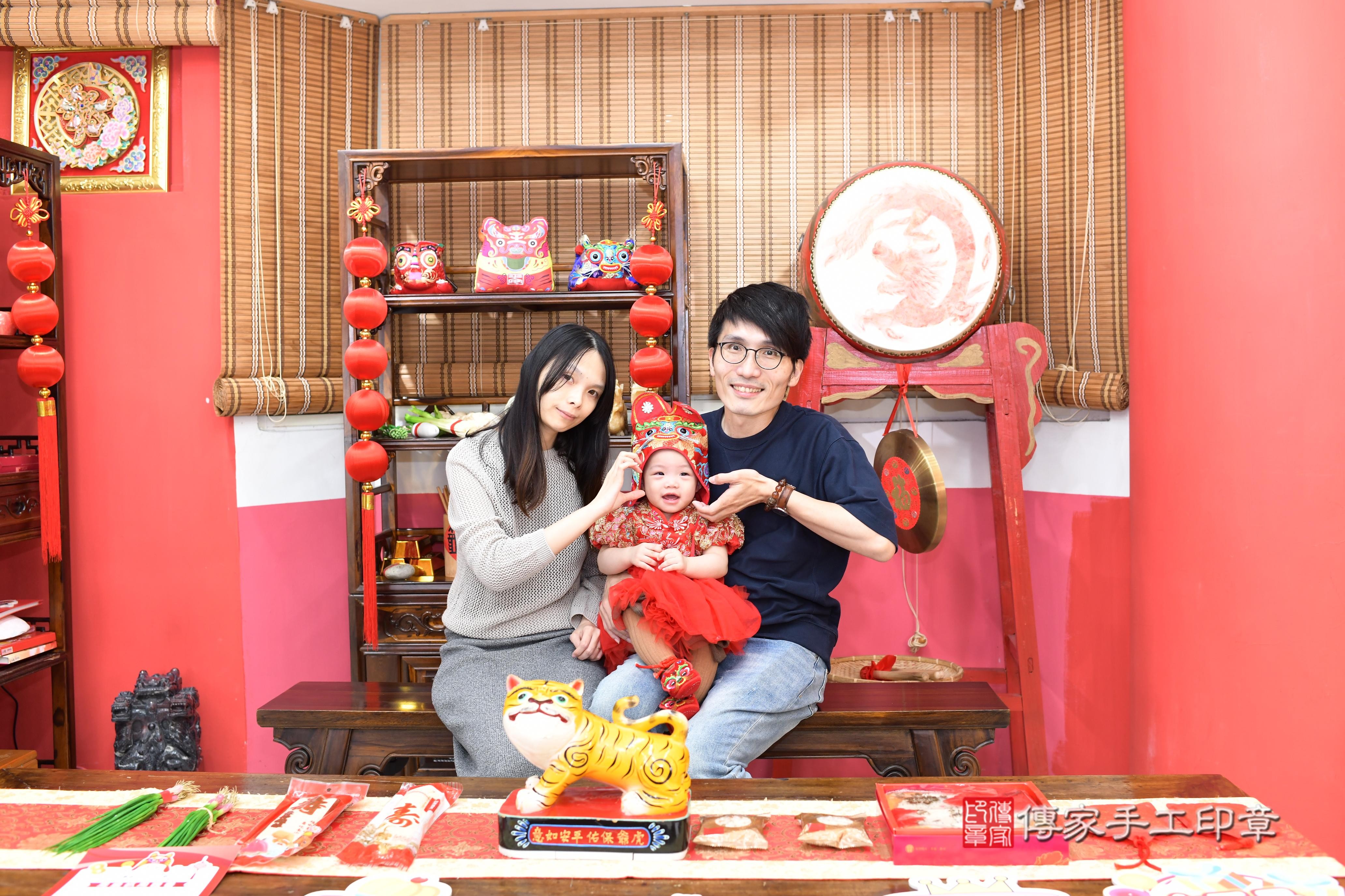 傳家手工印章高雄店、抓周、度脺、中國風會場、傳家嬰兒古禮、吉祥話、抓周道具物品24種、拍照。抓周證書。寶寶抓周、滿周歲、生日快樂、祝福 傳家手工印章高雄店、抓周、度脺、中國風會場、傳家嬰兒古禮、吉祥話、抓周道具物品24種、拍照。抓周證書。寶寶抓周、滿周歲、生日快樂、祝福