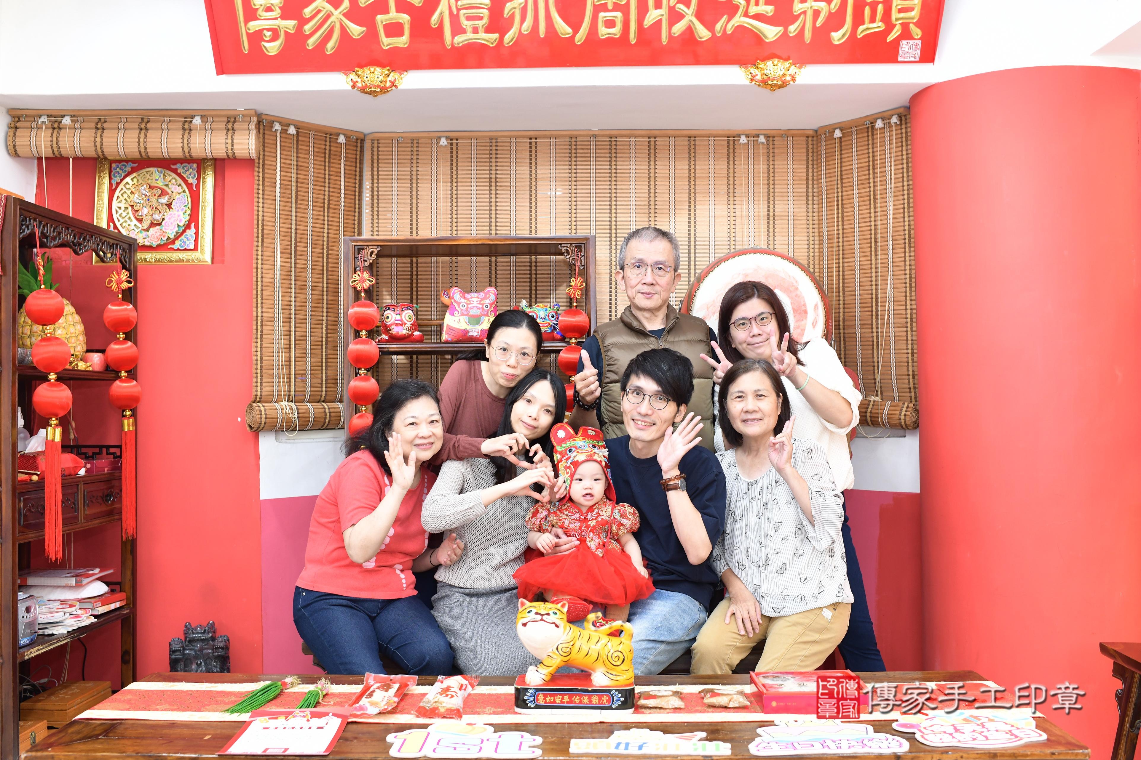 傳家手工印章高雄店、抓周、度脺、中國風會場、傳家嬰兒古禮、吉祥話、抓周道具物品24種、拍照。抓周證書。寶寶抓周、滿周歲、生日快樂、祝福 傳家手工印章高雄店、抓周、度脺、中國風會場、傳家嬰兒古禮、吉祥話、抓周道具物品24種、拍照。抓周證書。寶寶抓周、滿周歲、生日快樂、祝福