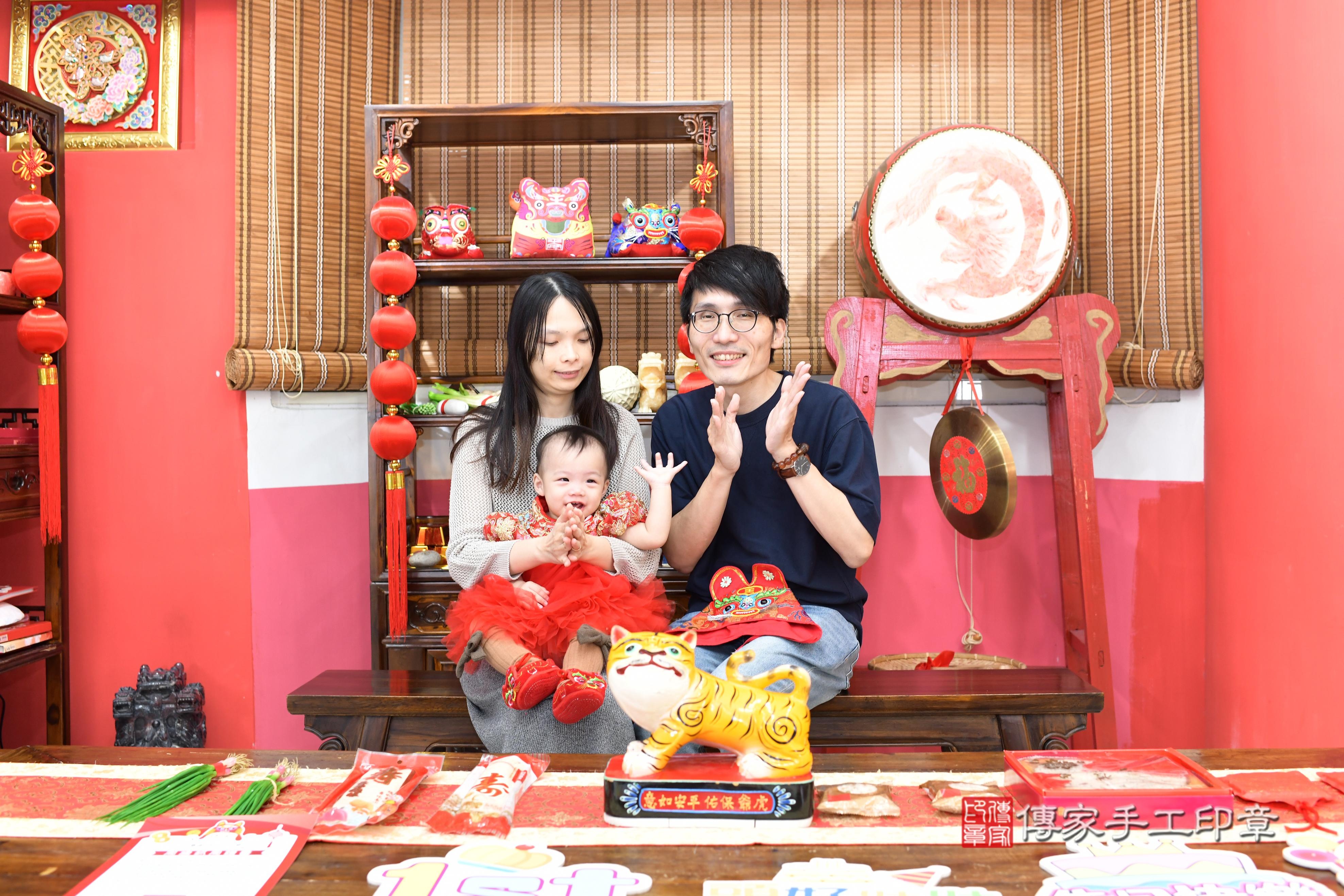 傳家手工印章高雄店、抓周、度脺、中國風會場、傳家嬰兒古禮、吉祥話、抓周道具物品24種、拍照。抓周證書。寶寶抓周、滿周歲、生日快樂、祝福 傳家手工印章高雄店、抓周、度脺、中國風會場、傳家嬰兒古禮、吉祥話、抓周道具物品24種、拍照。抓周證書。寶寶抓周、滿周歲、生日快樂、祝福