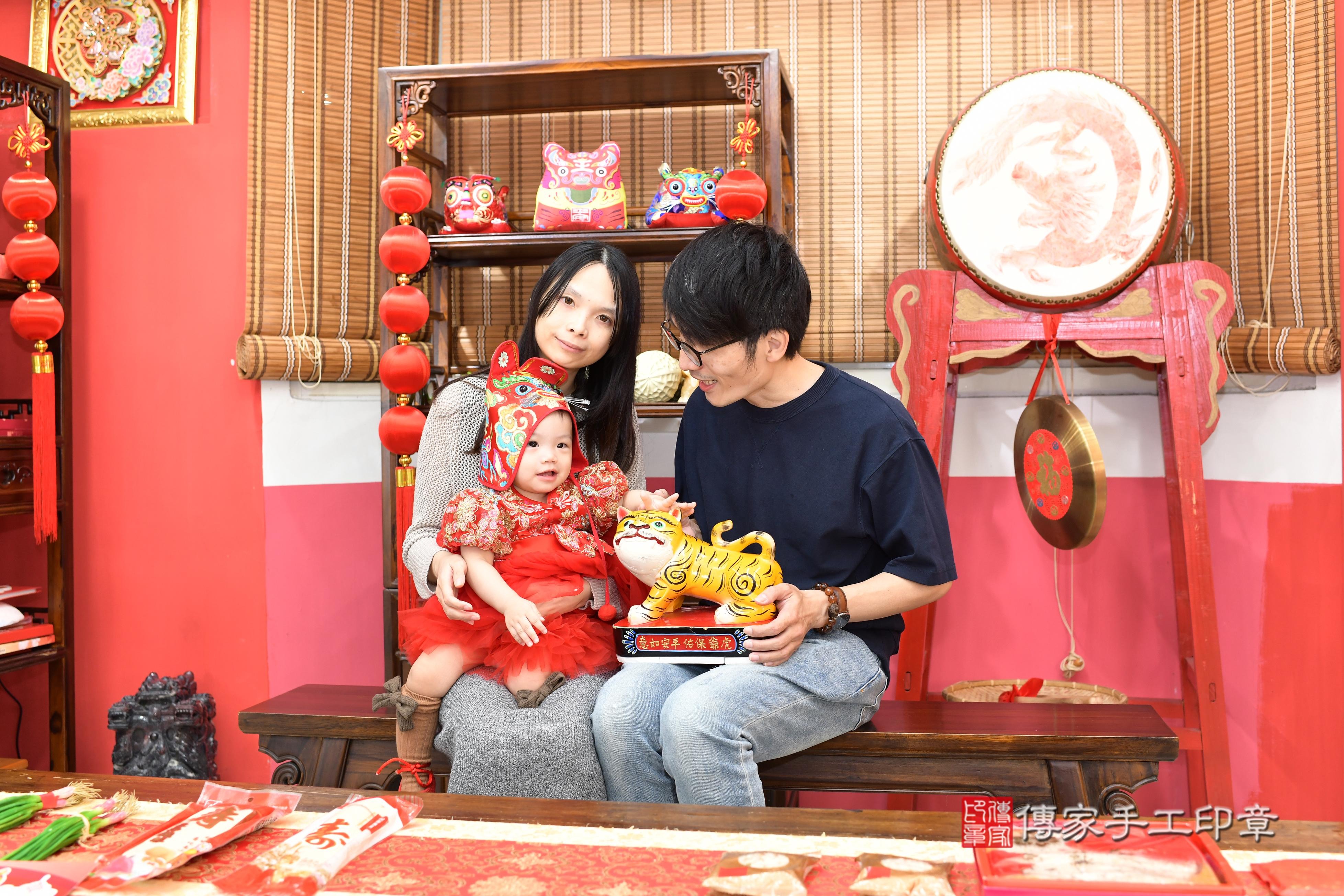 傳家手工印章高雄店、抓周、度脺、中國風會場、傳家嬰兒古禮、吉祥話、抓周道具物品24種、拍照。抓周證書。寶寶抓周、滿周歲、生日快樂、祝福 傳家手工印章高雄店、抓周、度脺、中國風會場、傳家嬰兒古禮、吉祥話、抓周道具物品24種、拍照。抓周證書。寶寶抓周、滿周歲、生日快樂、祝福