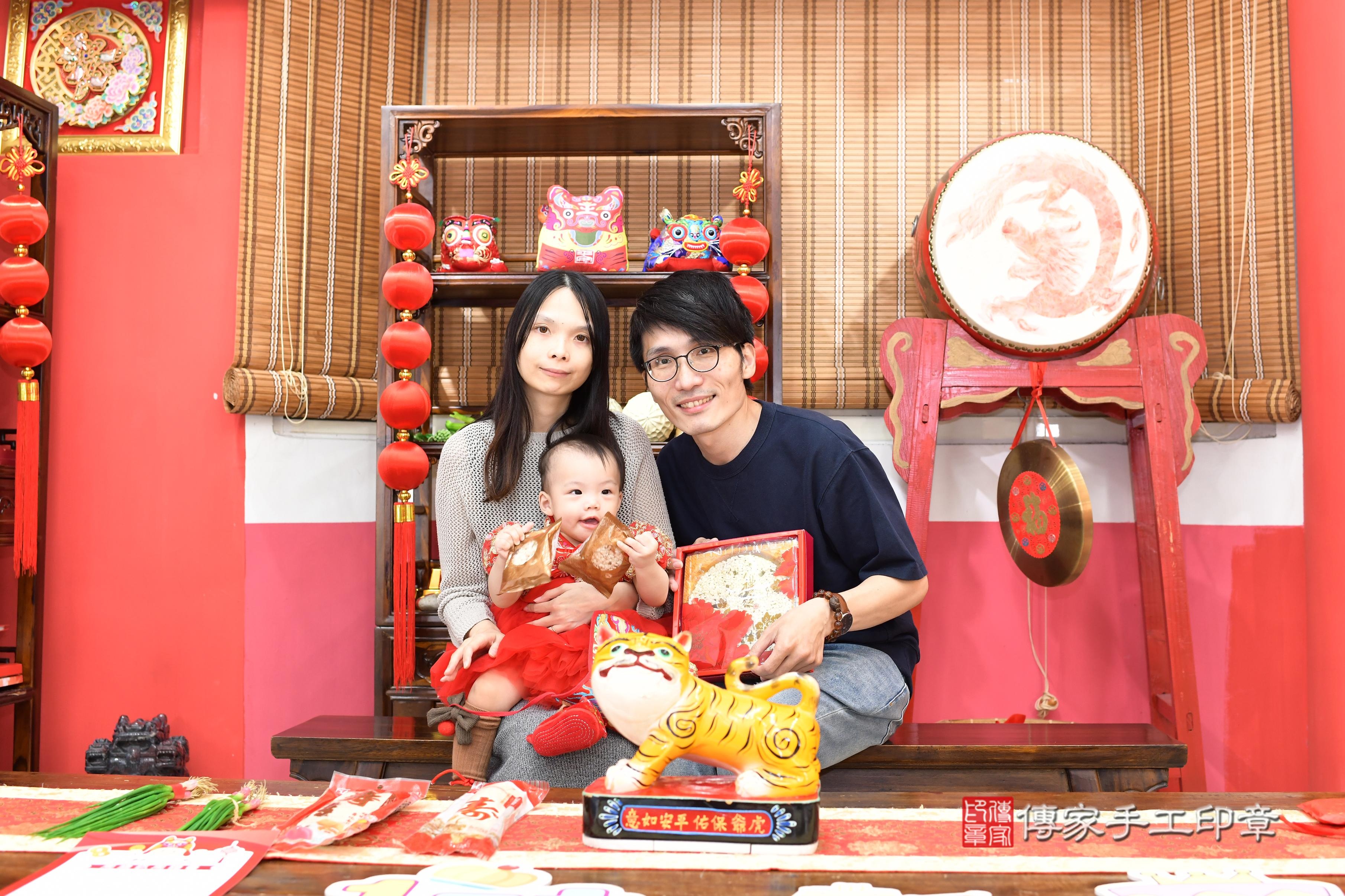 傳家手工印章高雄店、抓周、度脺、中國風會場、傳家嬰兒古禮、吉祥話、抓周道具物品24種、拍照。抓周證書。寶寶抓周、滿周歲、生日快樂、祝福 傳家手工印章高雄店、抓周、度脺、中國風會場、傳家嬰兒古禮、吉祥話、抓周道具物品24種、拍照。抓周證書。寶寶抓周、滿周歲、生日快樂、祝福