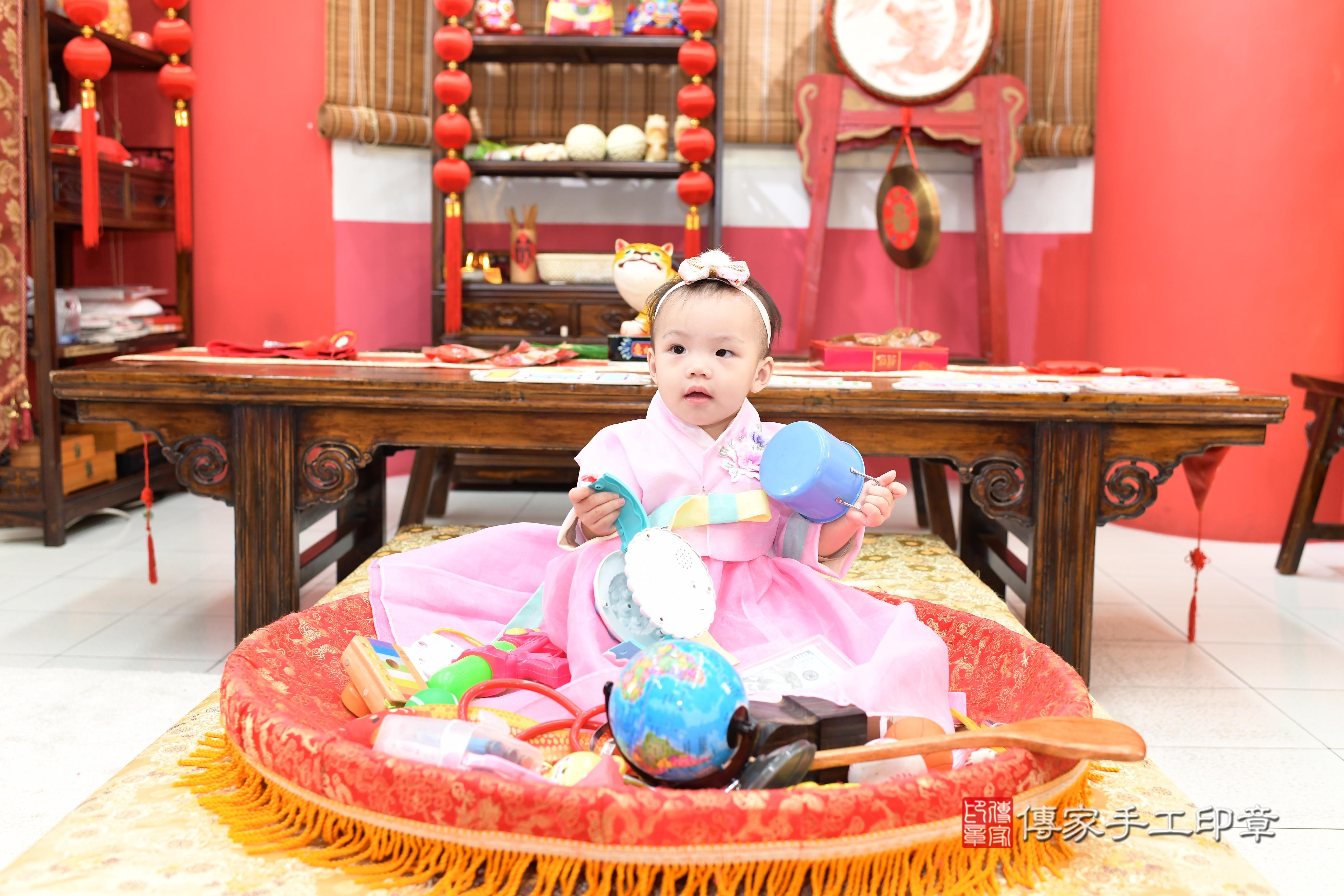 傳家手工印章高雄店、抓周、度脺、中國風會場、傳家嬰兒古禮、吉祥話、抓周道具物品24種、拍照。抓周證書。寶寶抓周、滿周歲、生日快樂、祝福 傳家手工印章高雄店、抓周、度脺、中國風會場、傳家嬰兒古禮、吉祥話、抓周道具物品24種、拍照。抓周證書。寶寶抓周、滿周歲、生日快樂、祝福