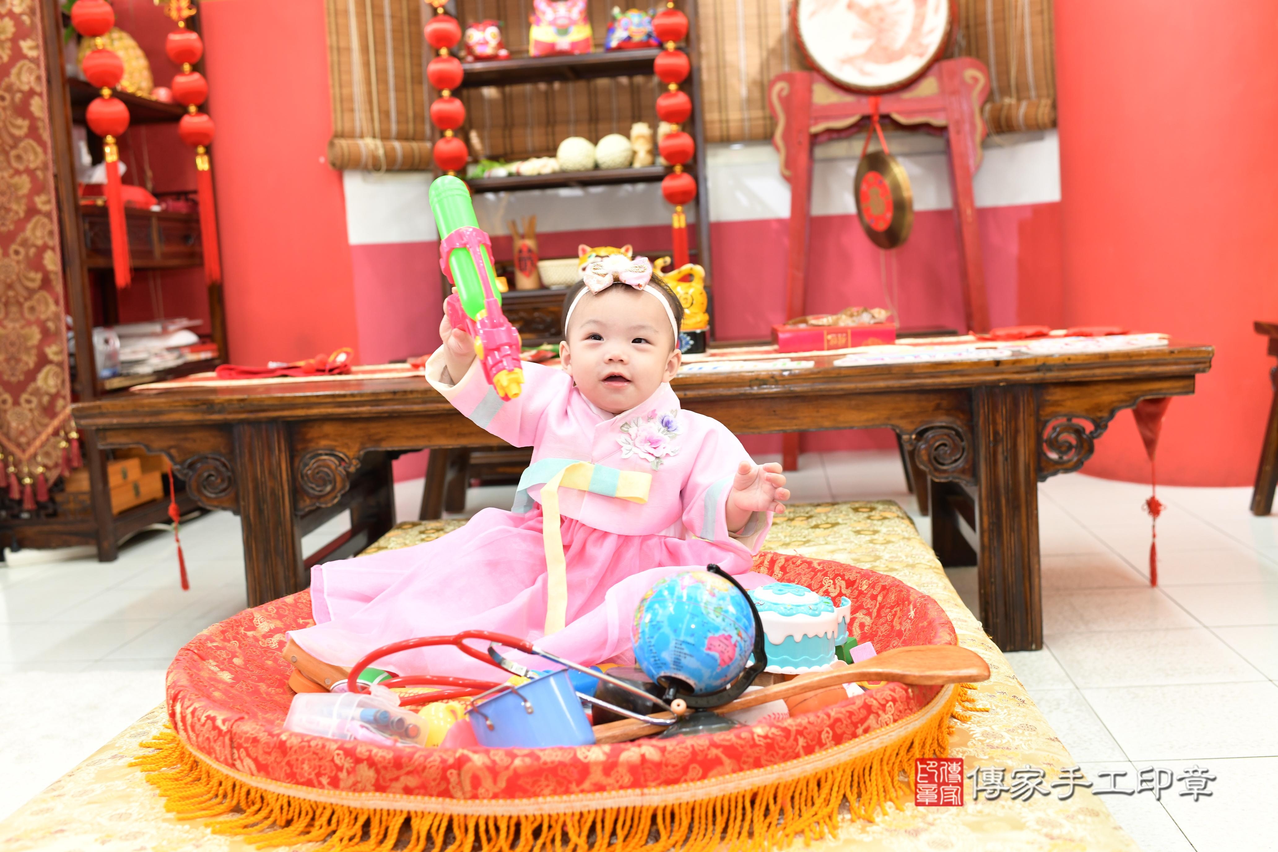 傳家手工印章高雄店、抓周、度脺、中國風會場、傳家嬰兒古禮、吉祥話、抓周道具物品24種、拍照。抓周證書。寶寶抓周、滿周歲、生日快樂、祝福 傳家手工印章高雄店、抓周、度脺、中國風會場、傳家嬰兒古禮、吉祥話、抓周道具物品24種、拍照。抓周證書。寶寶抓周、滿周歲、生日快樂、祝福