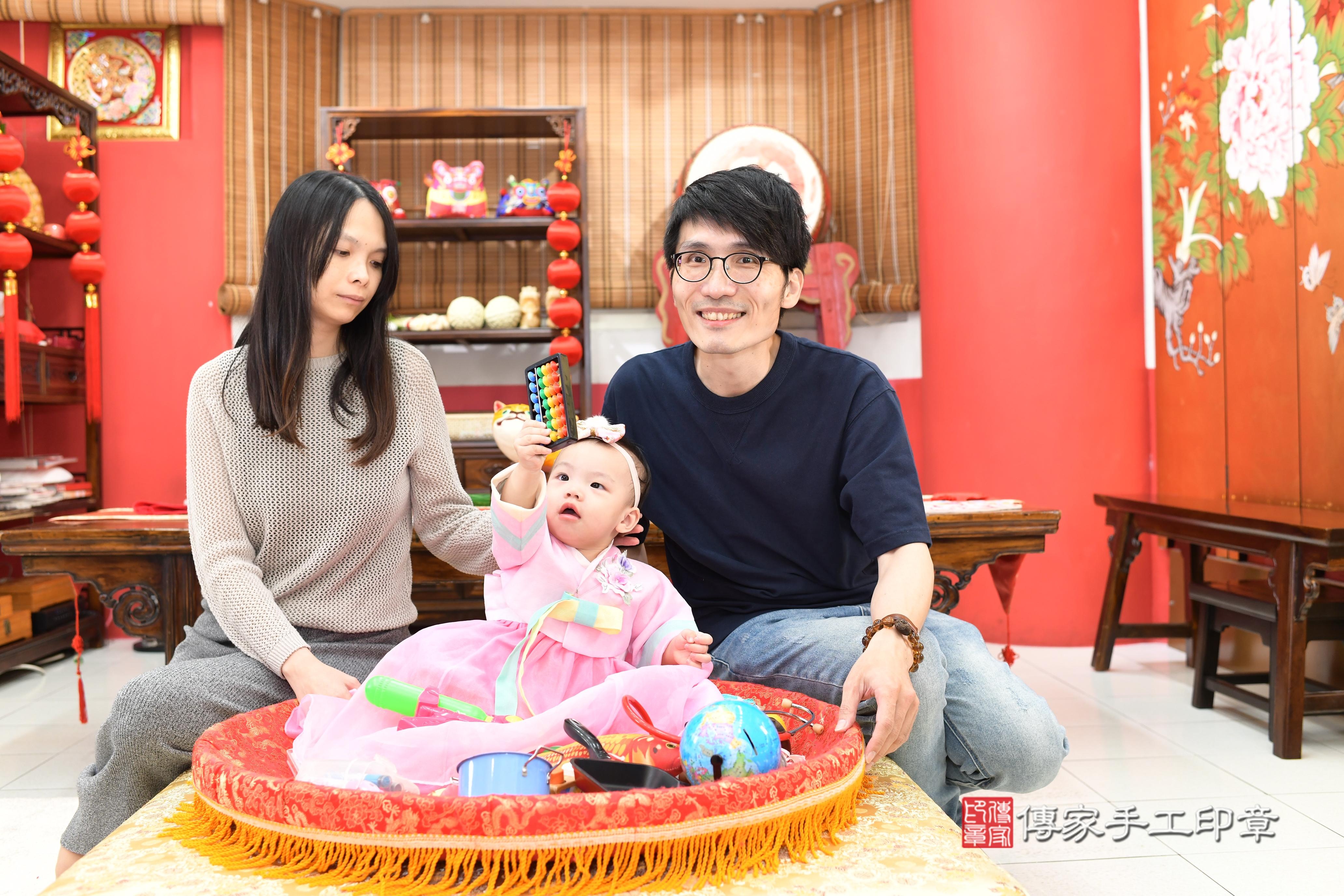 傳家手工印章高雄店、抓周、度脺、中國風會場、傳家嬰兒古禮、吉祥話、抓周道具物品24種、拍照。抓周證書。寶寶抓周、滿周歲、生日快樂、祝福 傳家手工印章高雄店、抓周、度脺、中國風會場、傳家嬰兒古禮、吉祥話、抓周道具物品24種、拍照。抓周證書。寶寶抓周、滿周歲、生日快樂、祝福