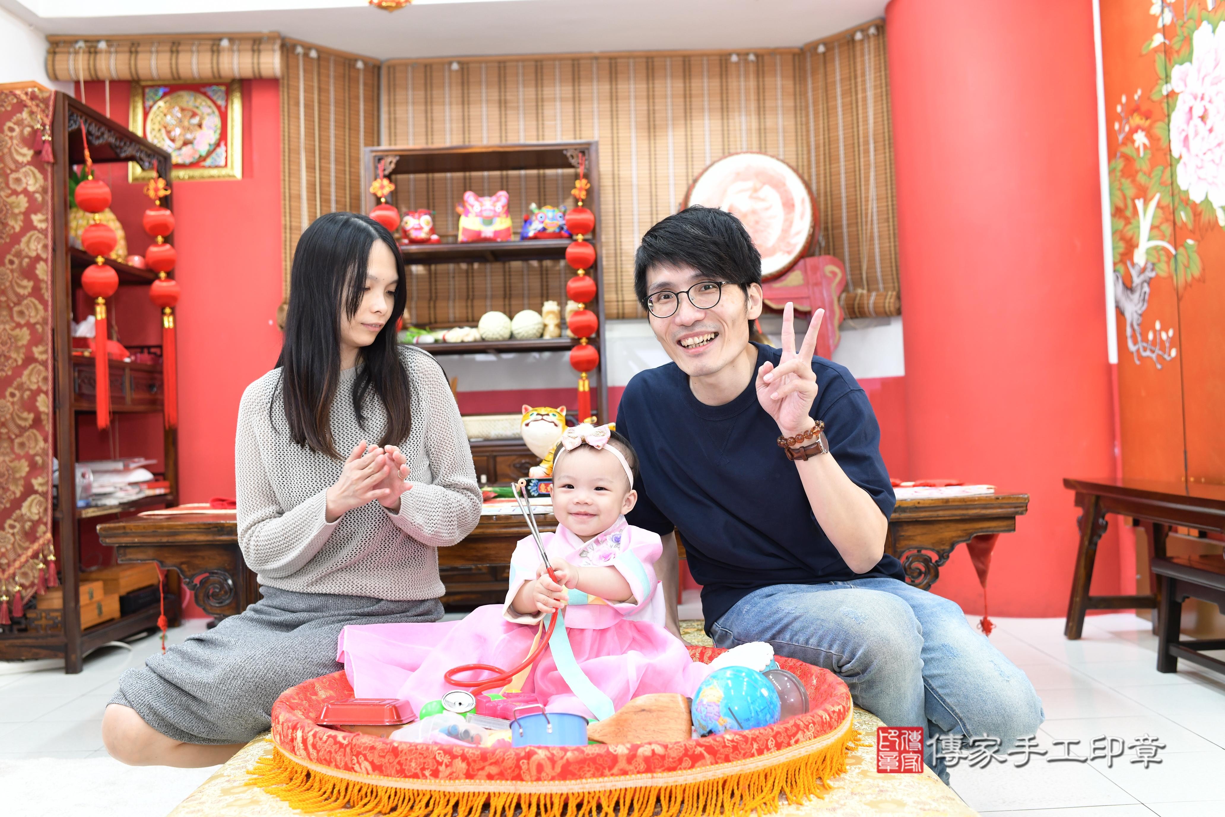 傳家手工印章高雄店、抓周、度脺、中國風會場、傳家嬰兒古禮、吉祥話、抓周道具物品24種、拍照。抓周證書。寶寶抓周、滿周歲、生日快樂、祝福 傳家手工印章高雄店、抓周、度脺、中國風會場、傳家嬰兒古禮、吉祥話、抓周道具物品24種、拍照。抓周證書。寶寶抓周、滿周歲、生日快樂、祝福